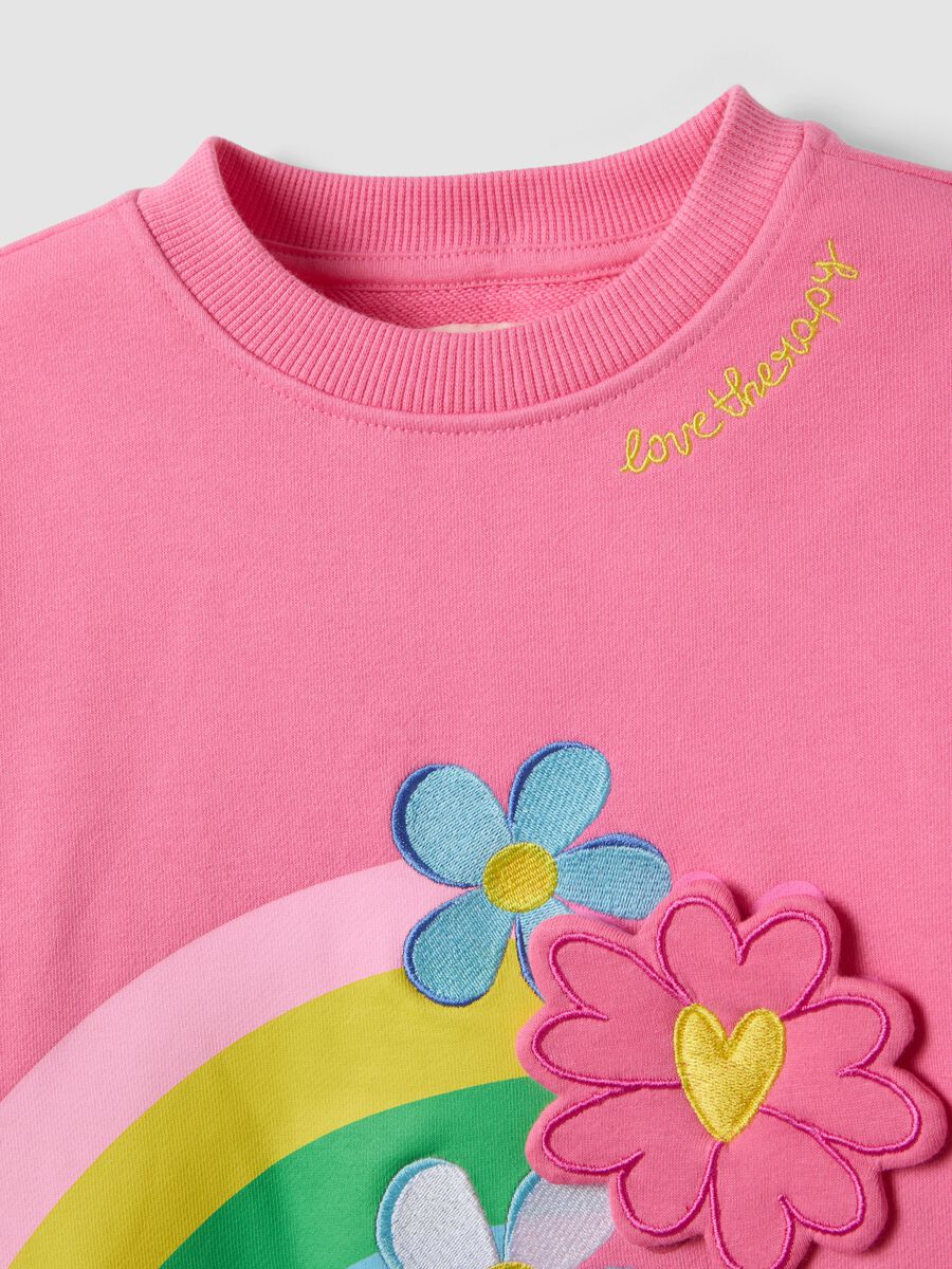 Felpa rosa in misto cotone con girocollo e stampa arcobaleno e fiori_2