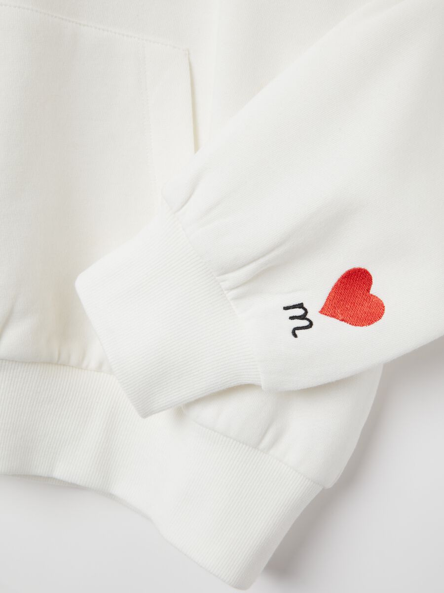 Sweatshirt with hood and pocket_5