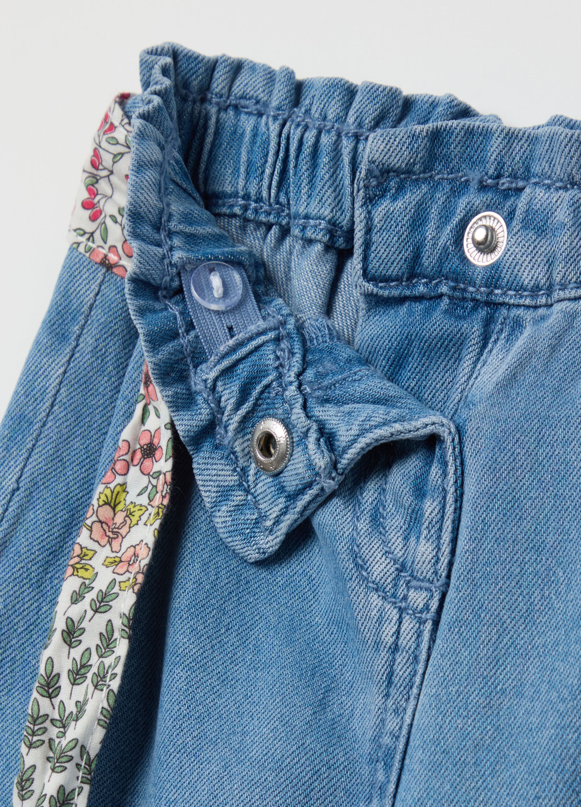 Pantaloni a gamba larga con cintura floreale