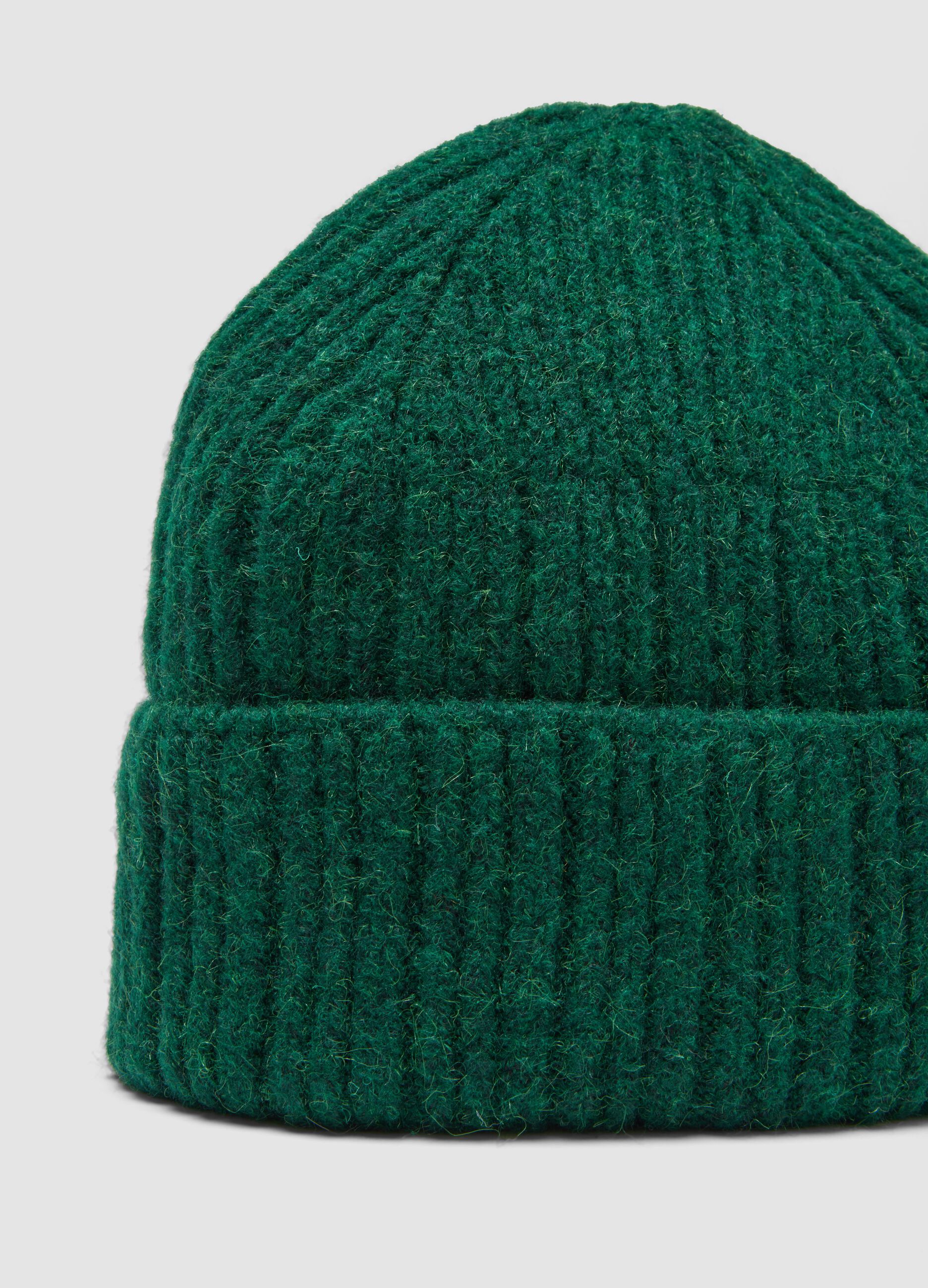 Berretto verde in lana elasticizzata a coste