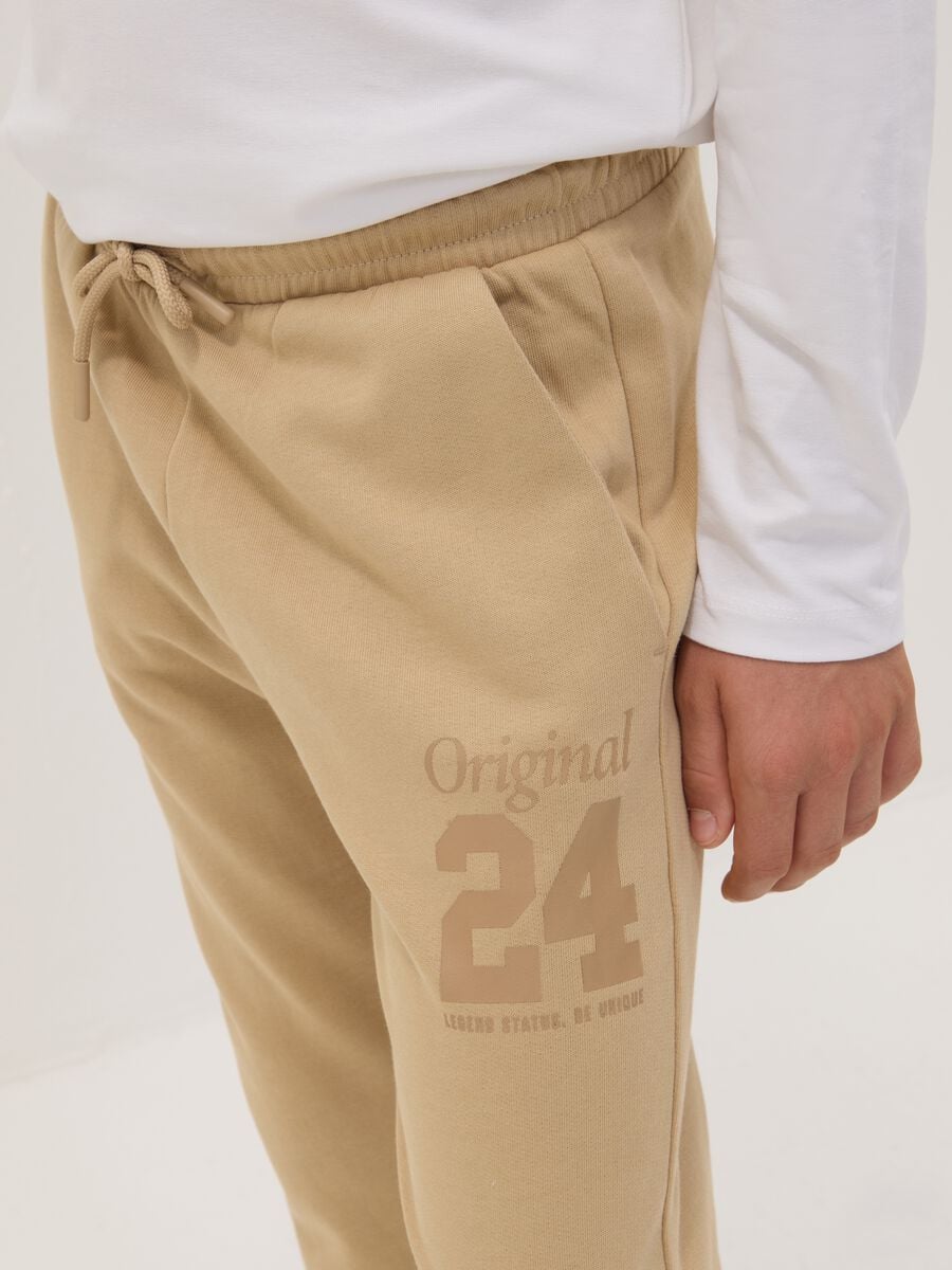 Pantaloni jogger marroni in puro cotone con stampa_2