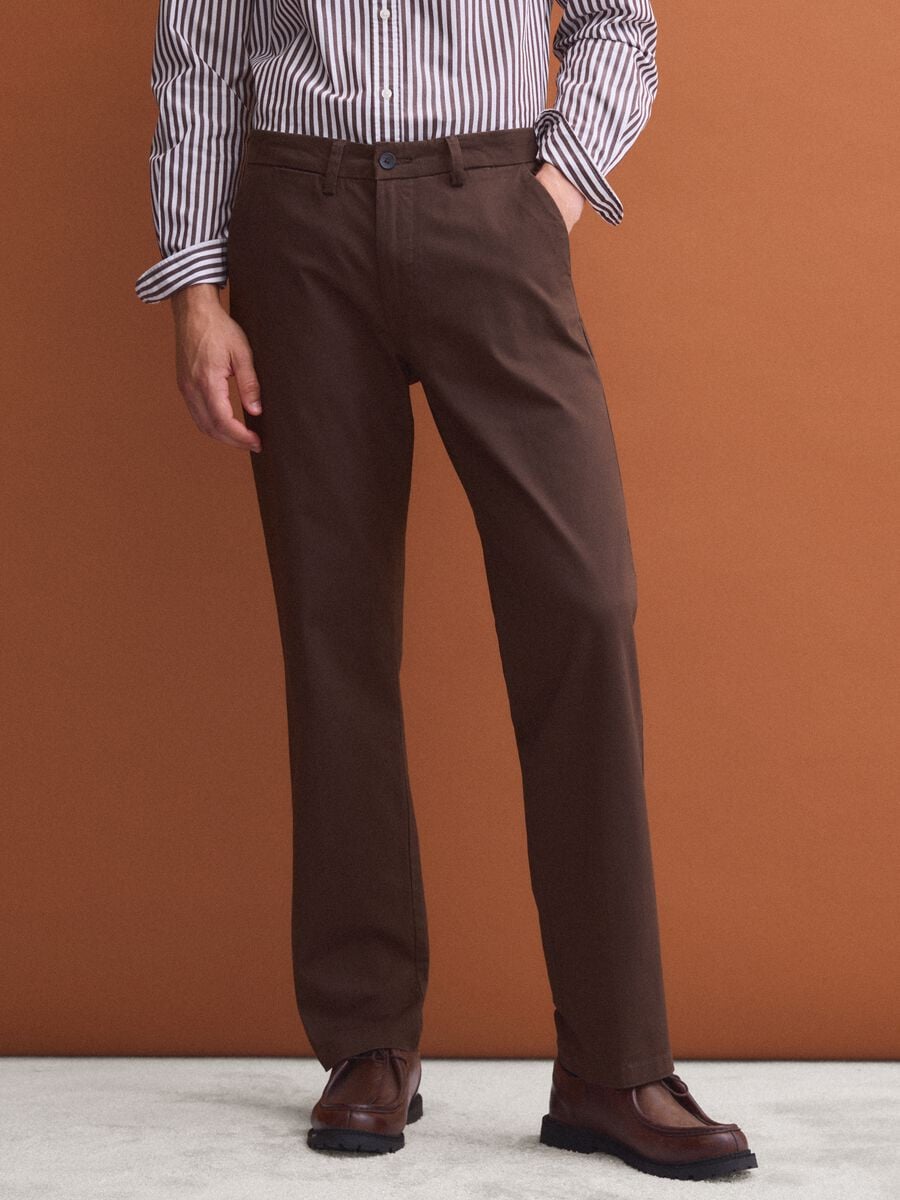 Pantaloni chino marroni in twill di cotone elasticizzato regular fit_1