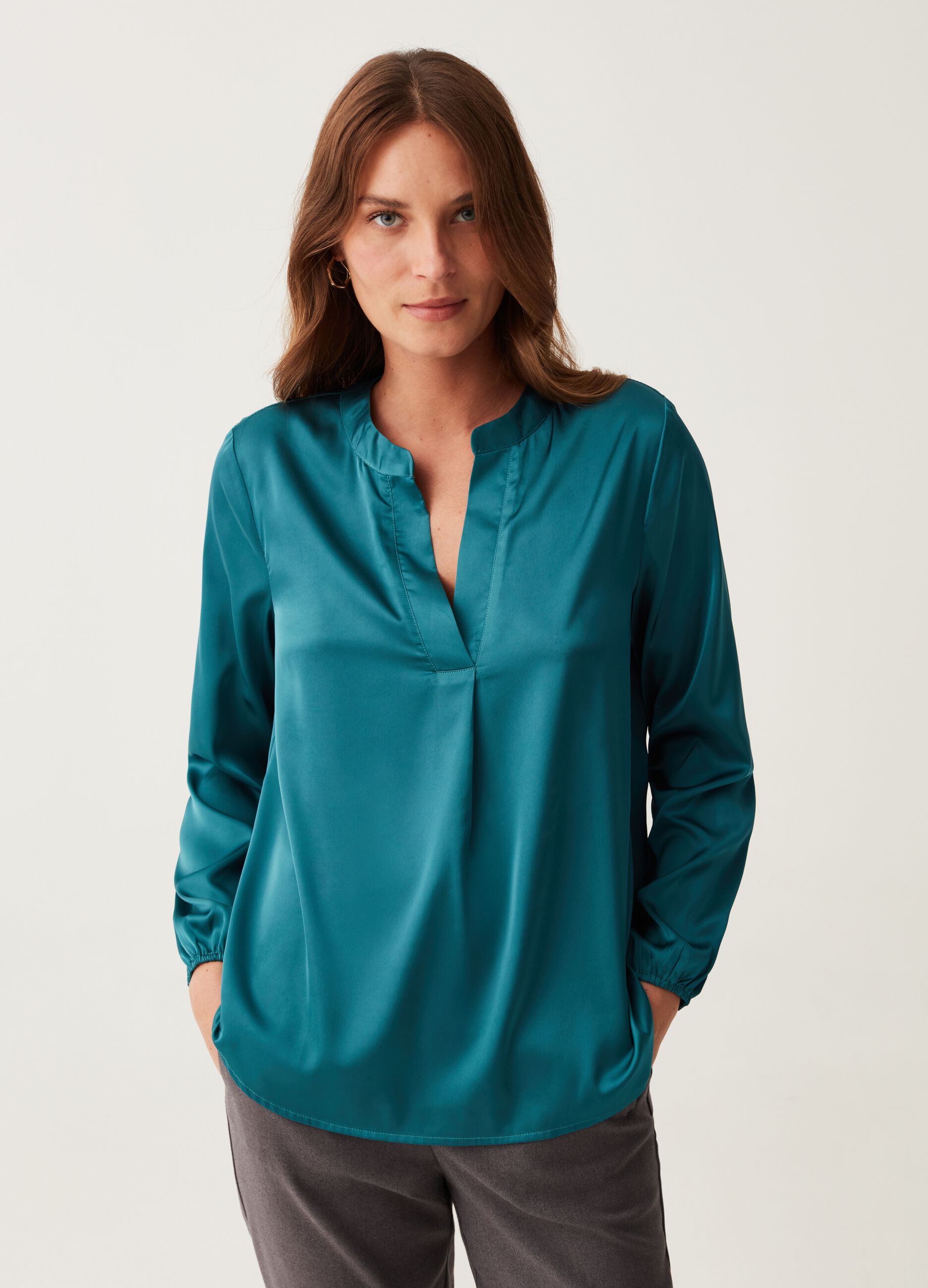 Blusa in satin con scollo a V