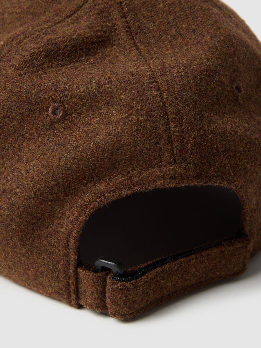 Cappello marrone in jersey knit e lettering_1