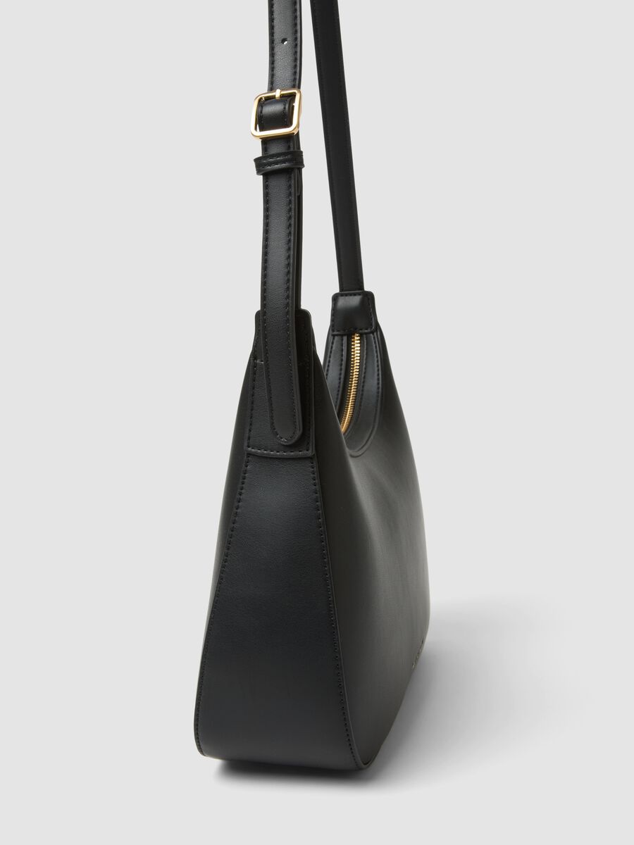 Black shoulder bag with a clean, minimalist design_2