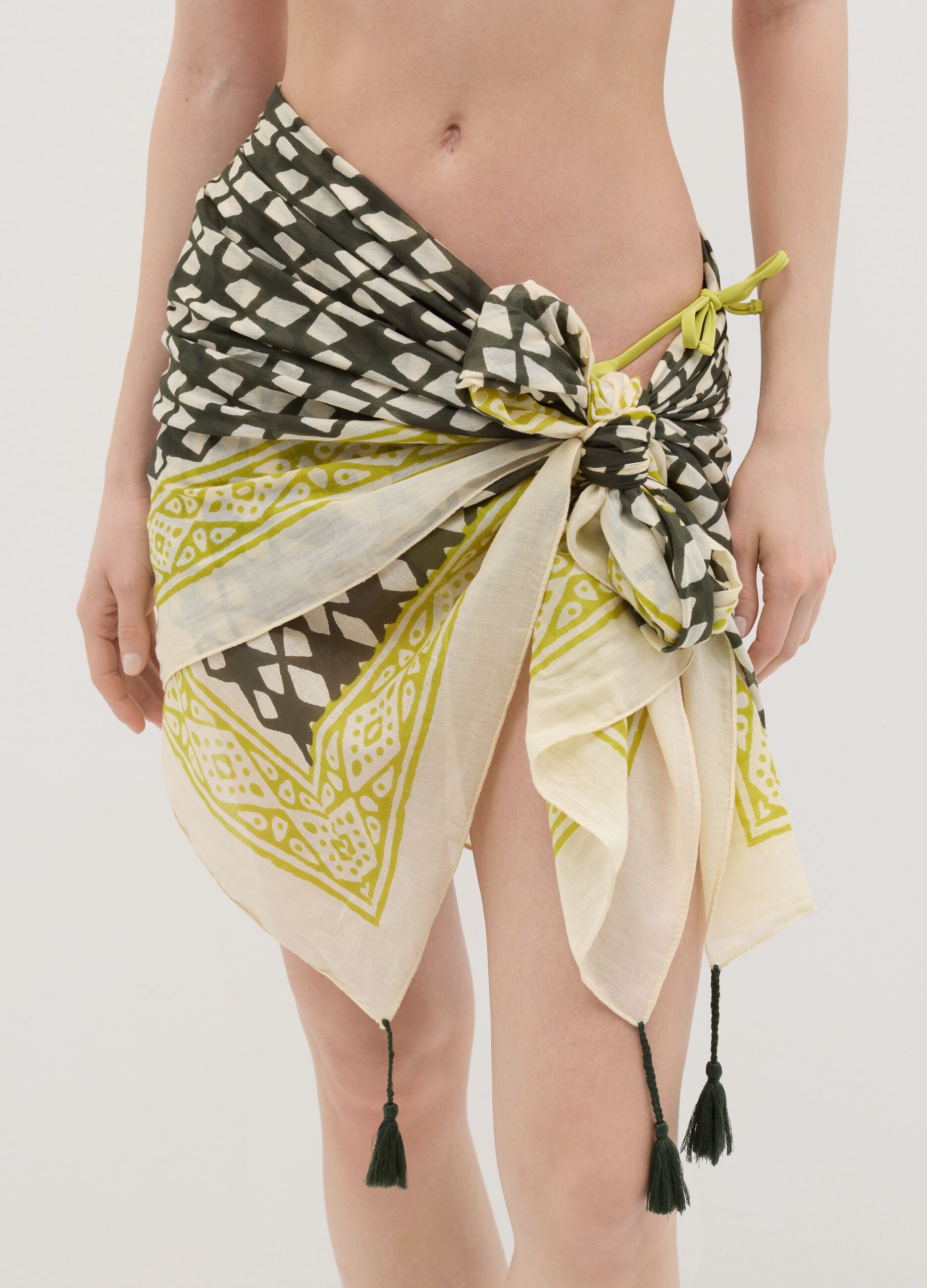 Pareo beige e verde in cotone con stampa etnica e nappine