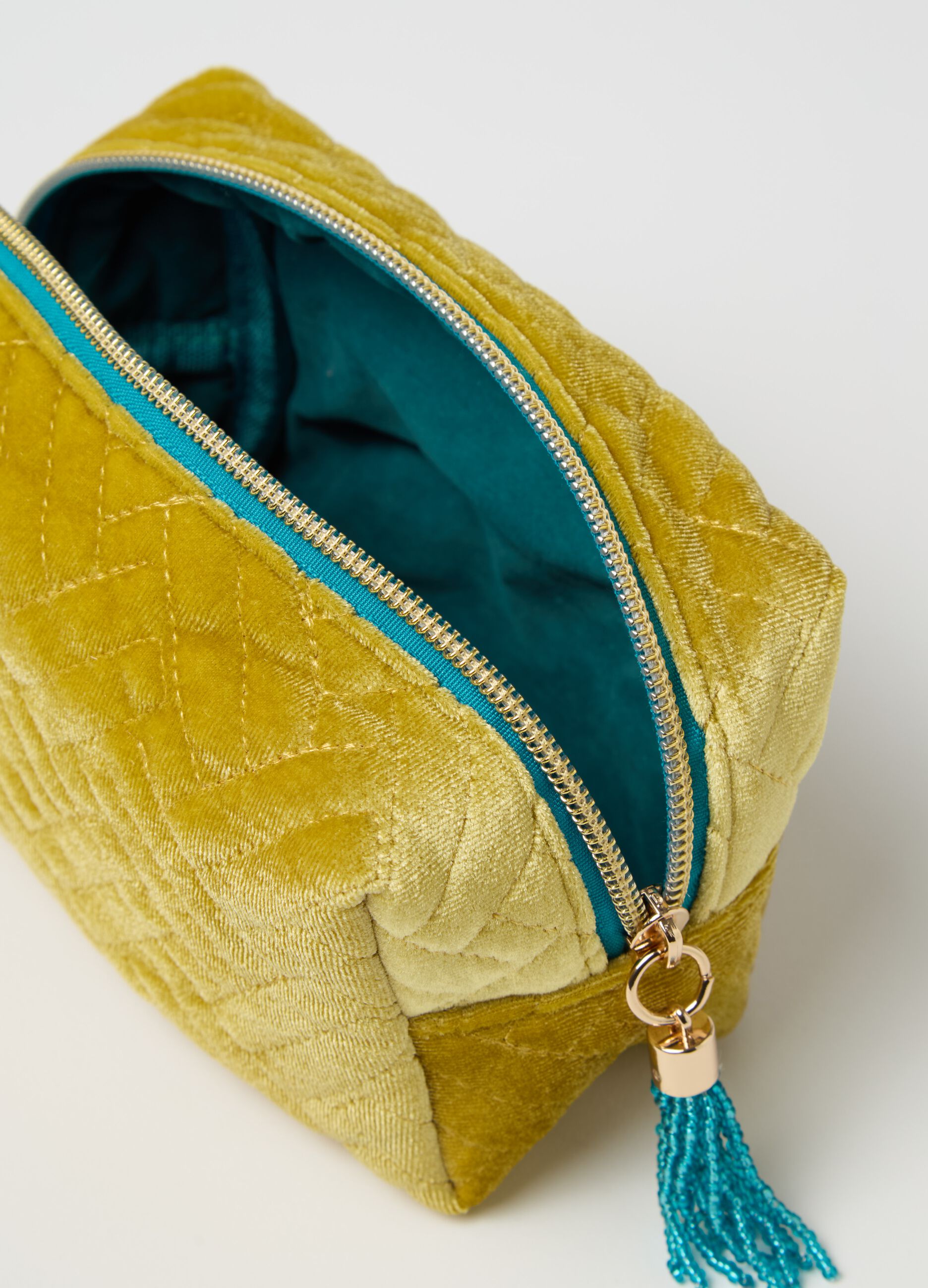 Beauty case in quilted velvet