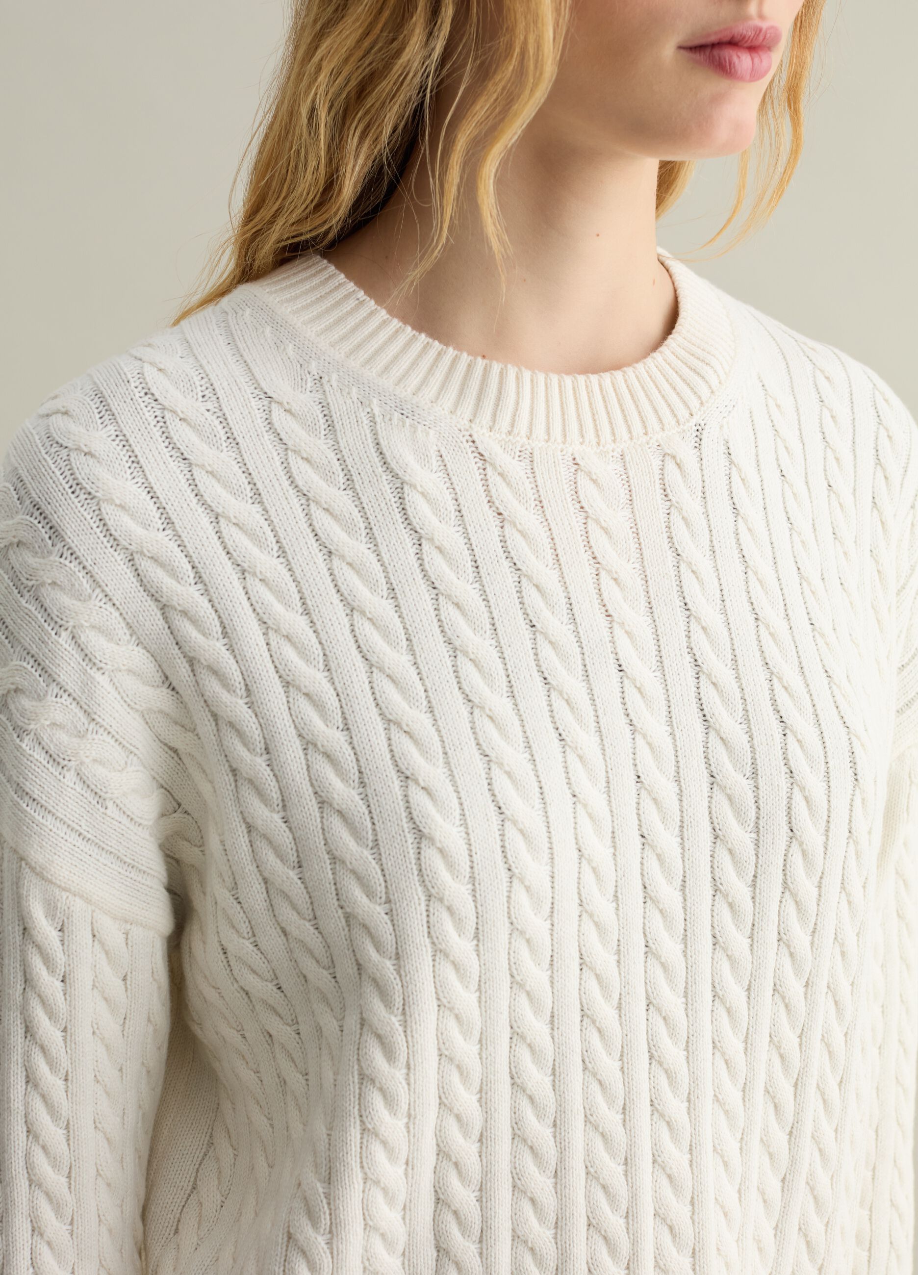 Ribbed pullover with cable-knit design