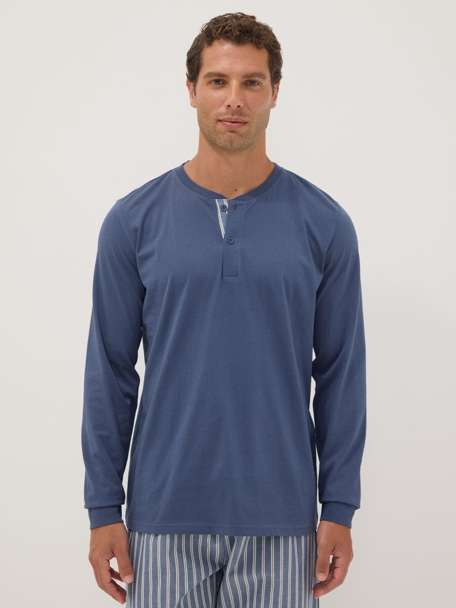 Pigiama blu in puro cotone organico con collo serafino regular fit_1