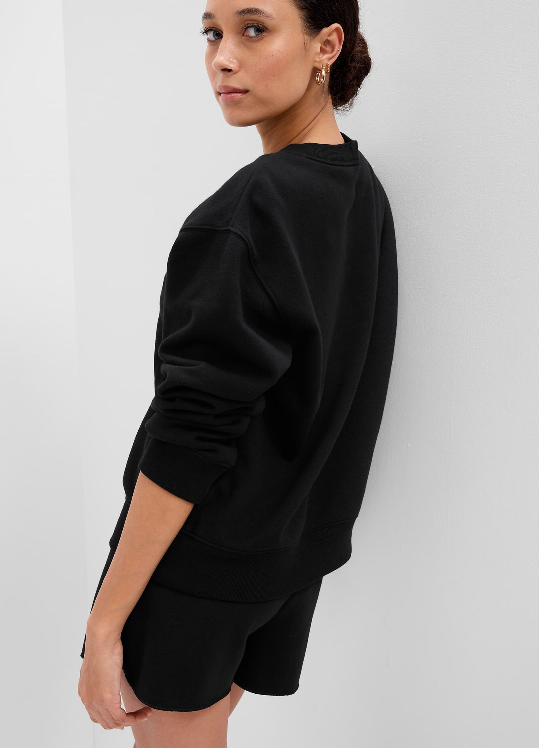 Sweatshirt with round neck and logo embroidery