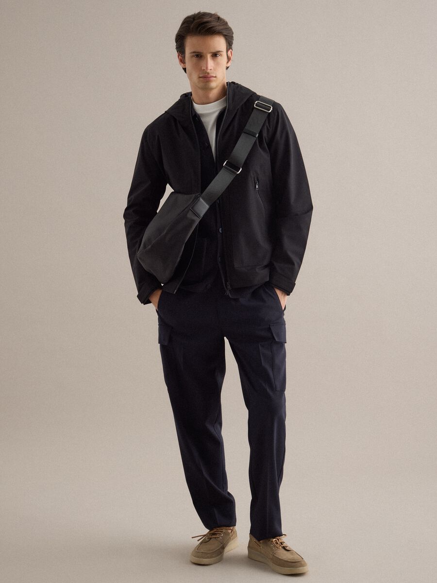 Borsa a tracolla nera con tracolla regolabile_1