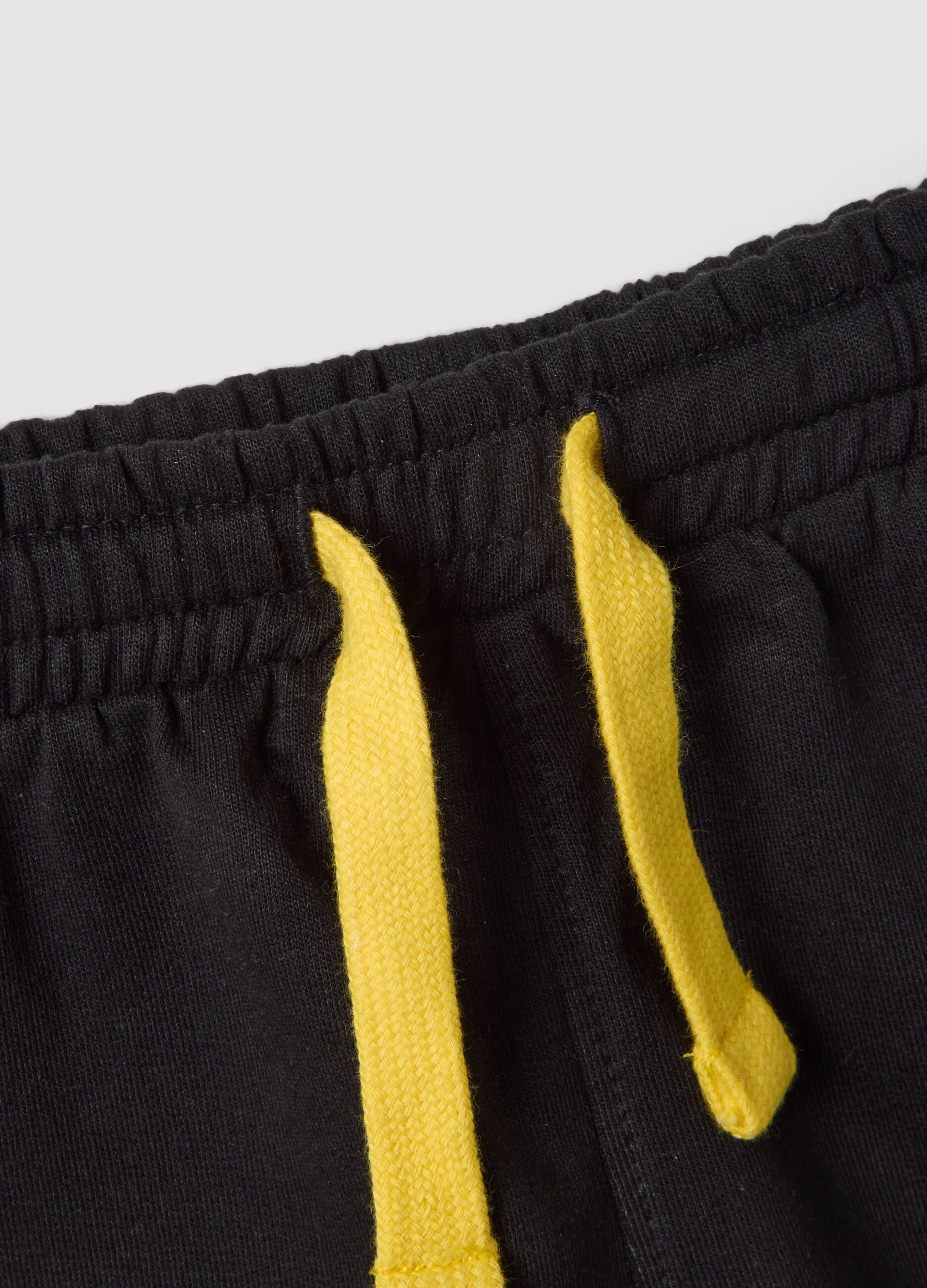 Completo giallo e nero in puro cotone con top e shorts per bimbo regular fit