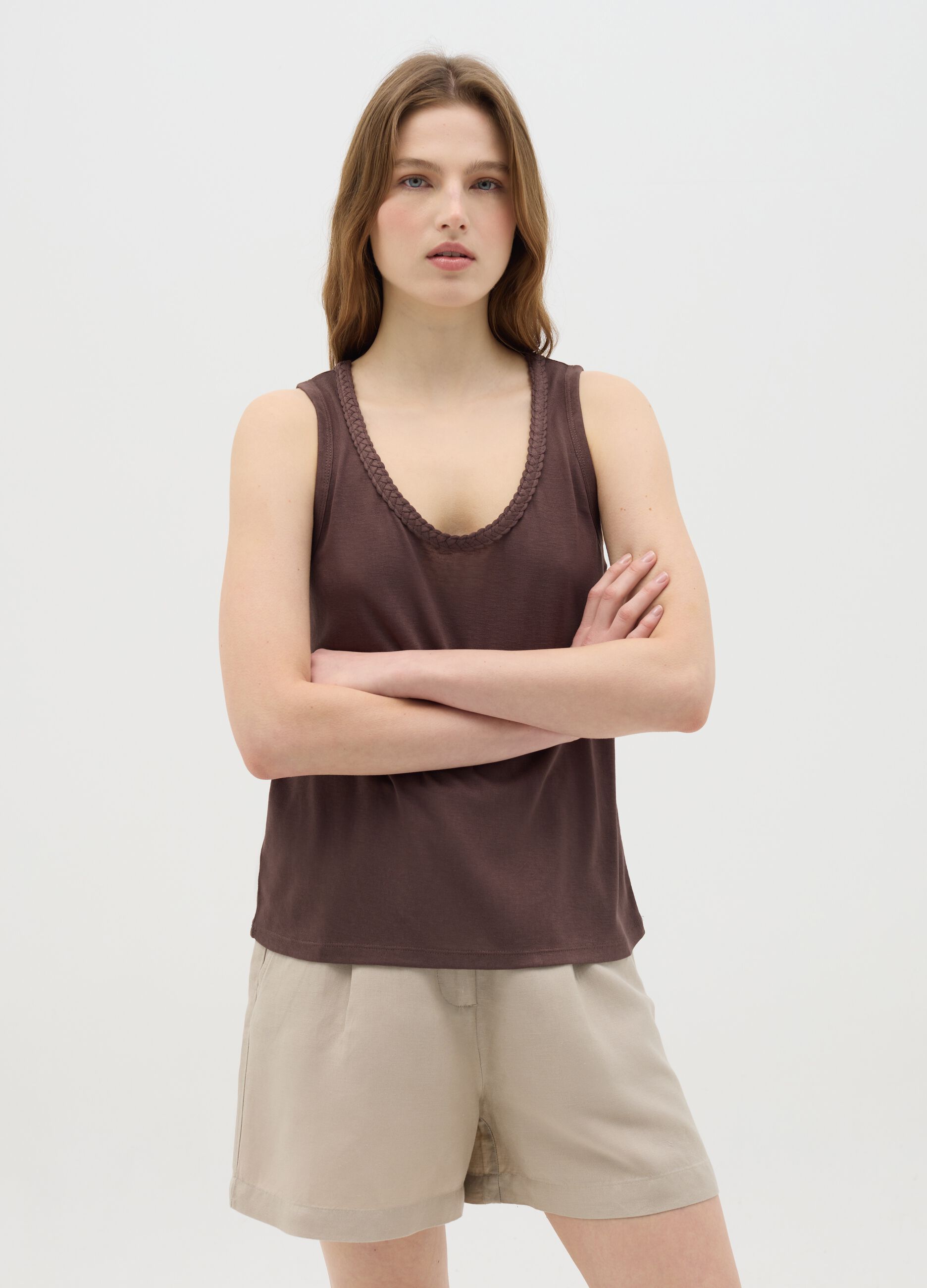 Canotta da donna marrone regular fit con scollatura decorata