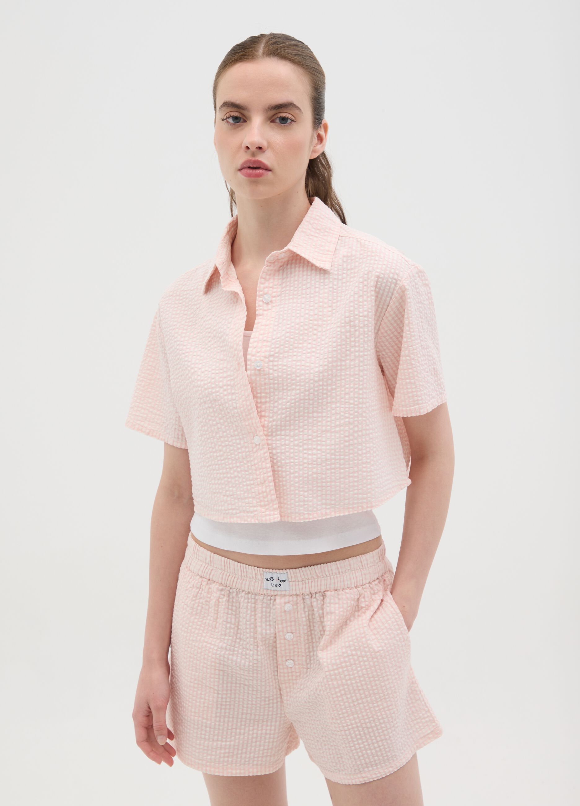 Cropped shirt in gingham seersucker