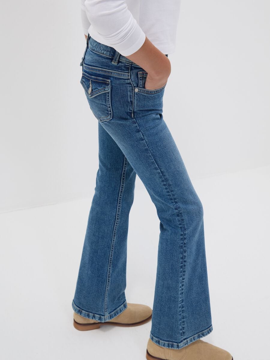 Jeans blu flare in cotone elasticizzato per ragazza_1