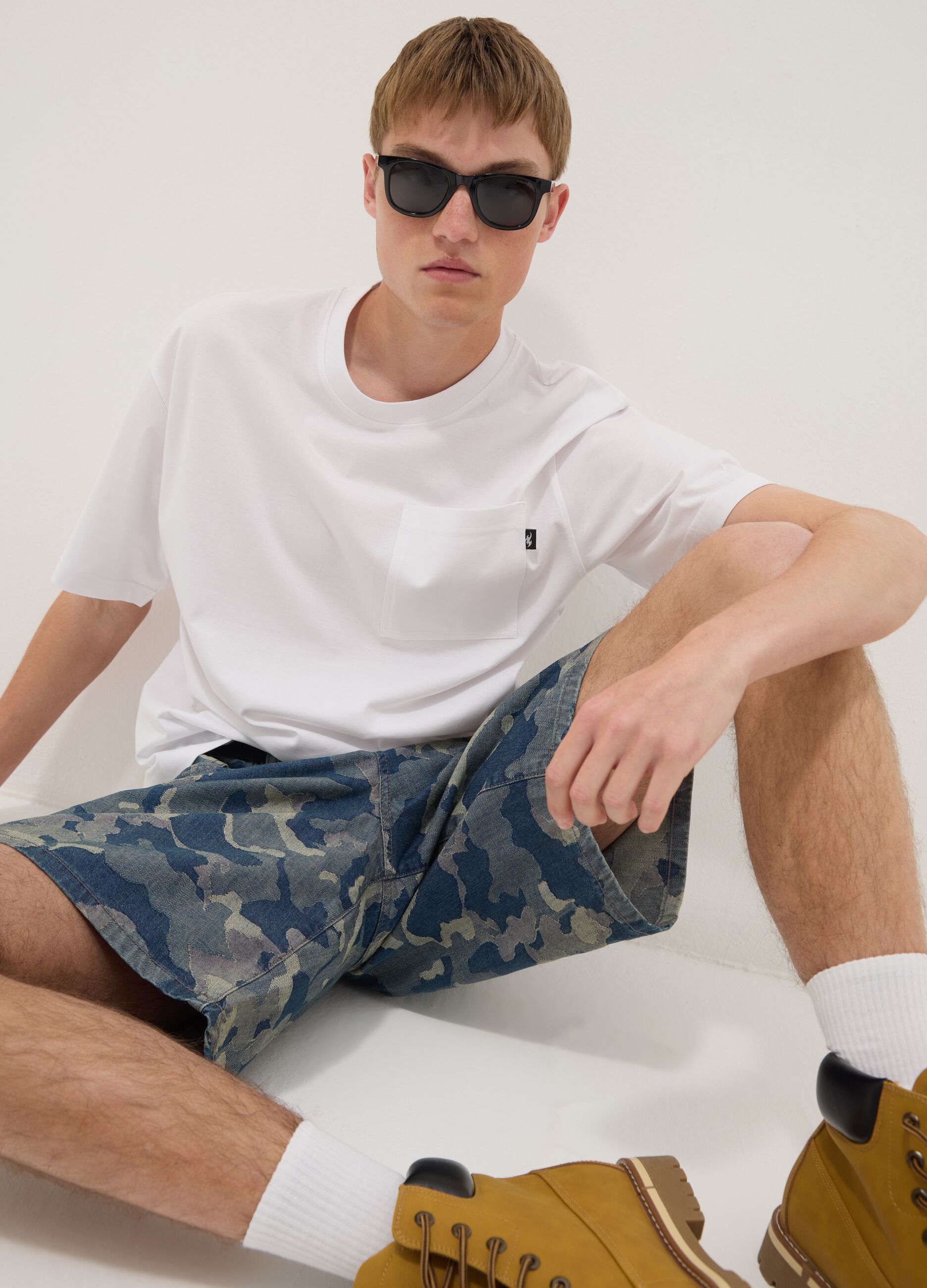 White pure cotton T-shirt with chest pocket, regular fit