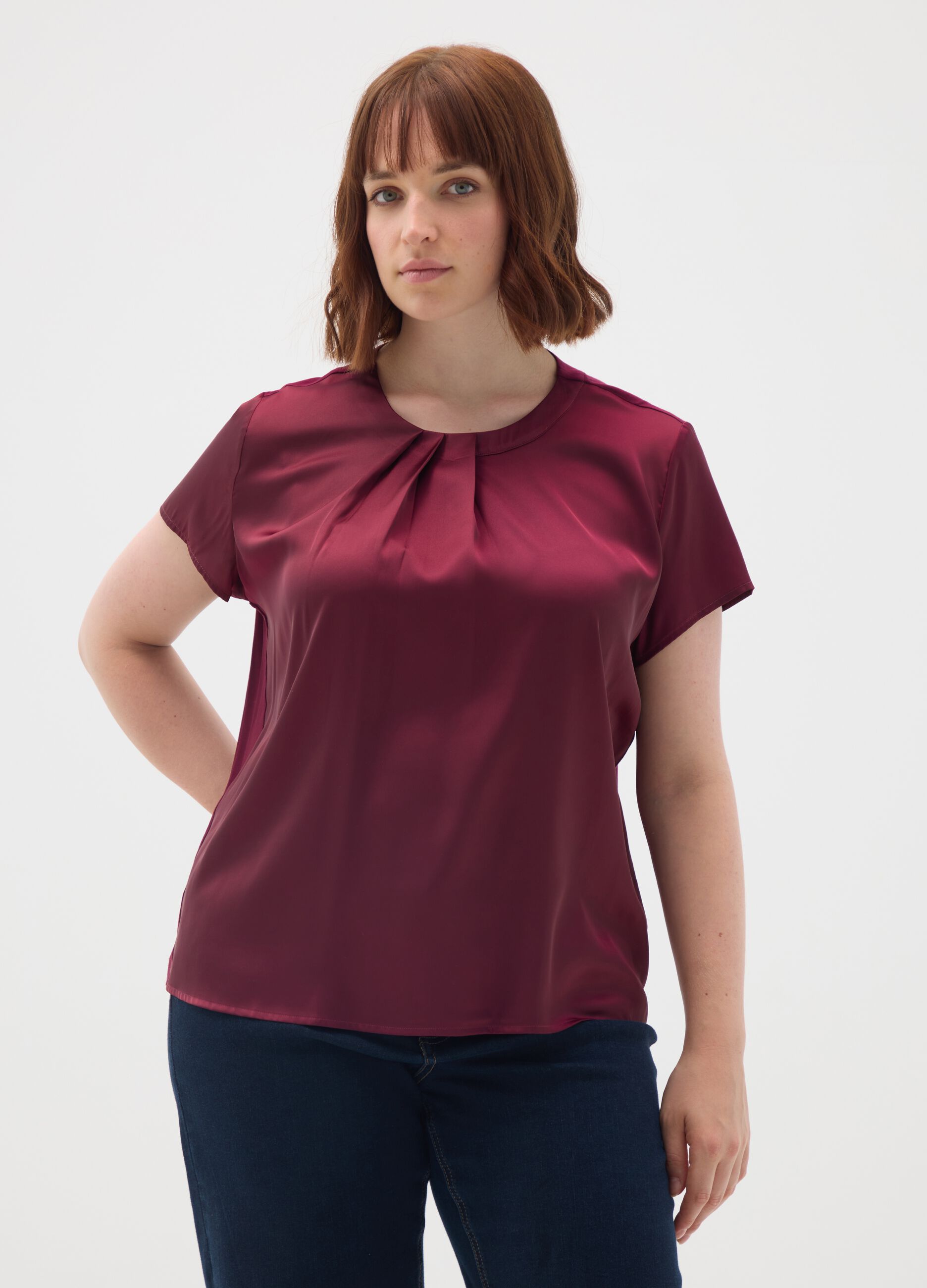 Maglia bordeaux a maniche corte con piega frontale