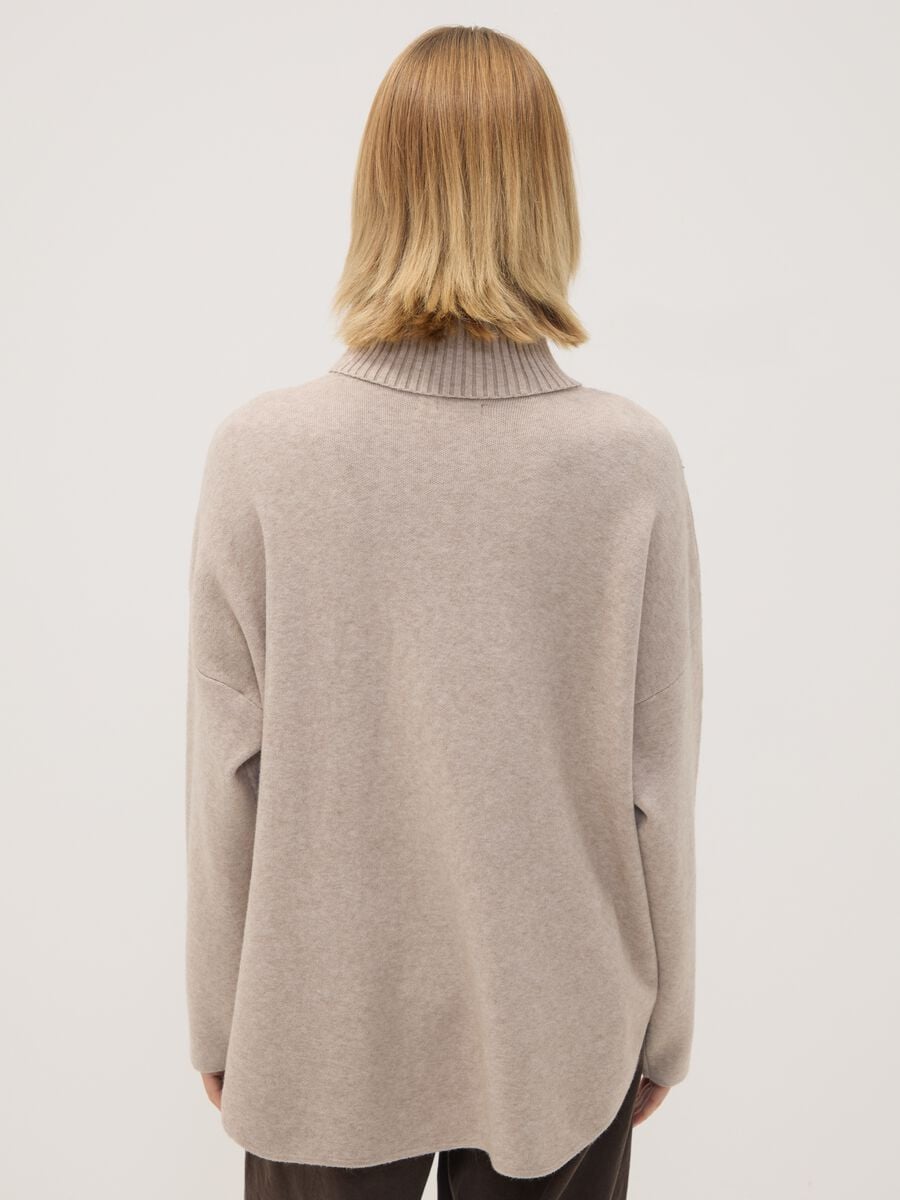 Maglia cammello in misto viscosa con collo alto a costine regular fit_3