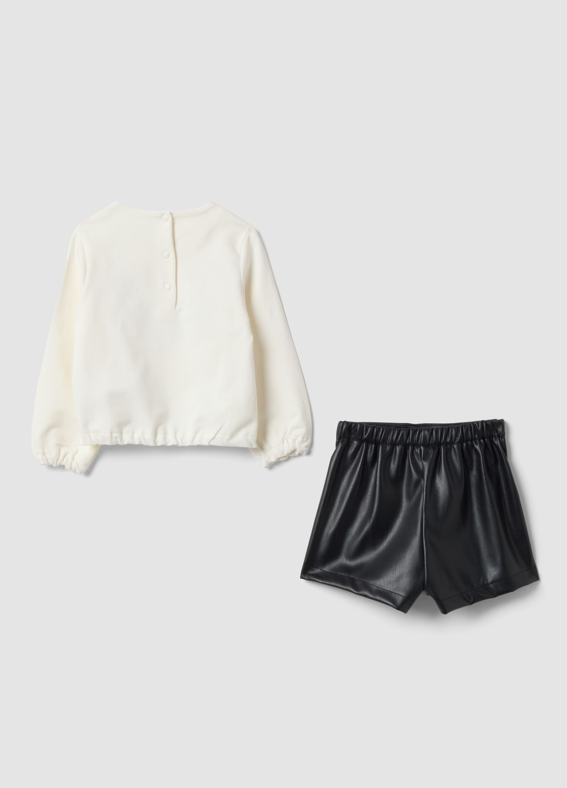 Completo bianco con maglia e shorts neri