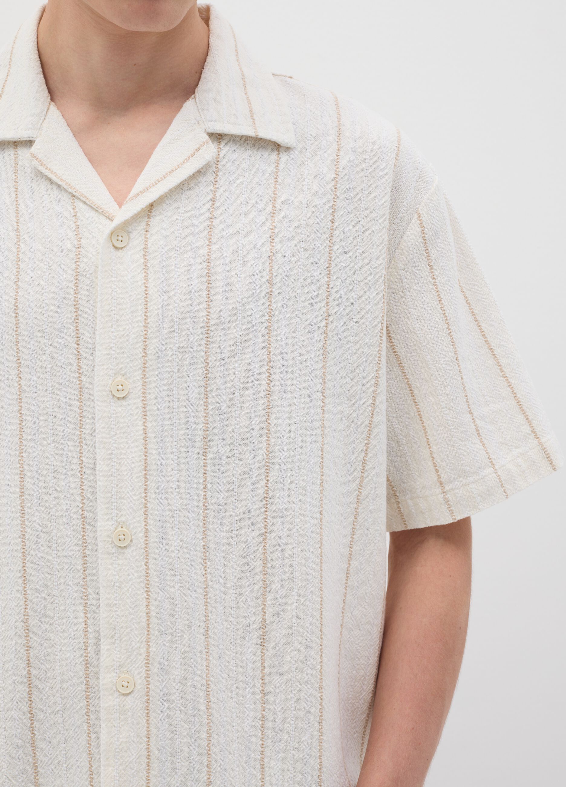 Camicia bowling a righe bianche e beige