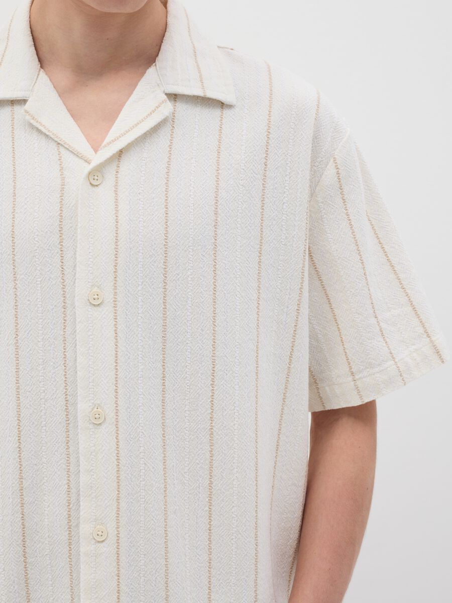 Bowling shirt with white and beige stripes_3