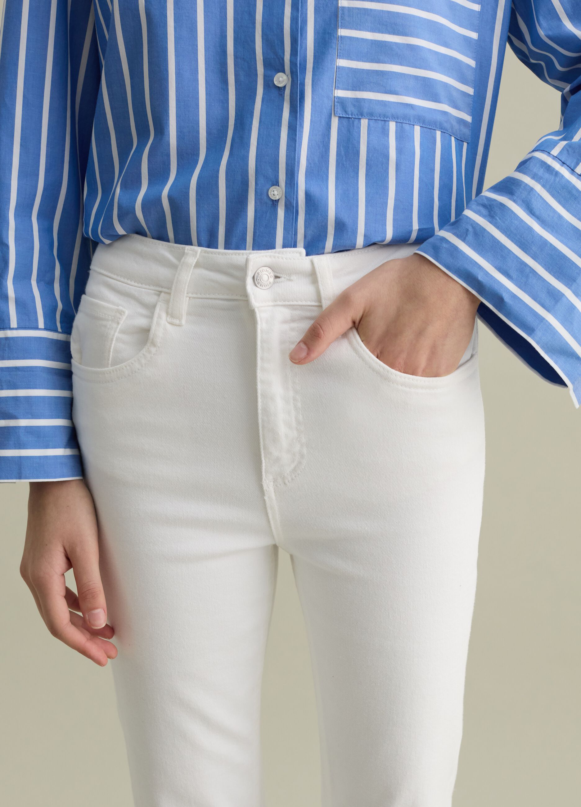Jeans flare fit cropped con orlo a vivo bianchi