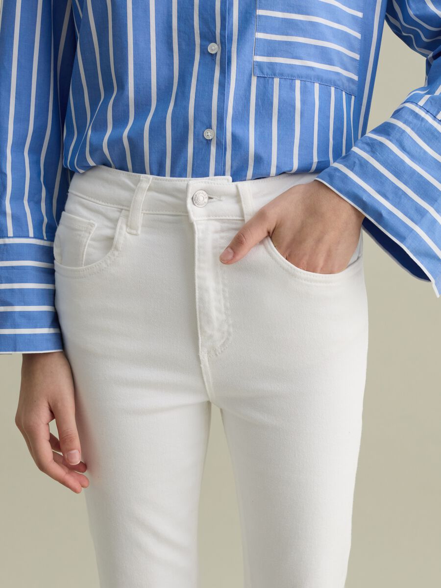 Cropped white flare-fit jeans with raw edging_2