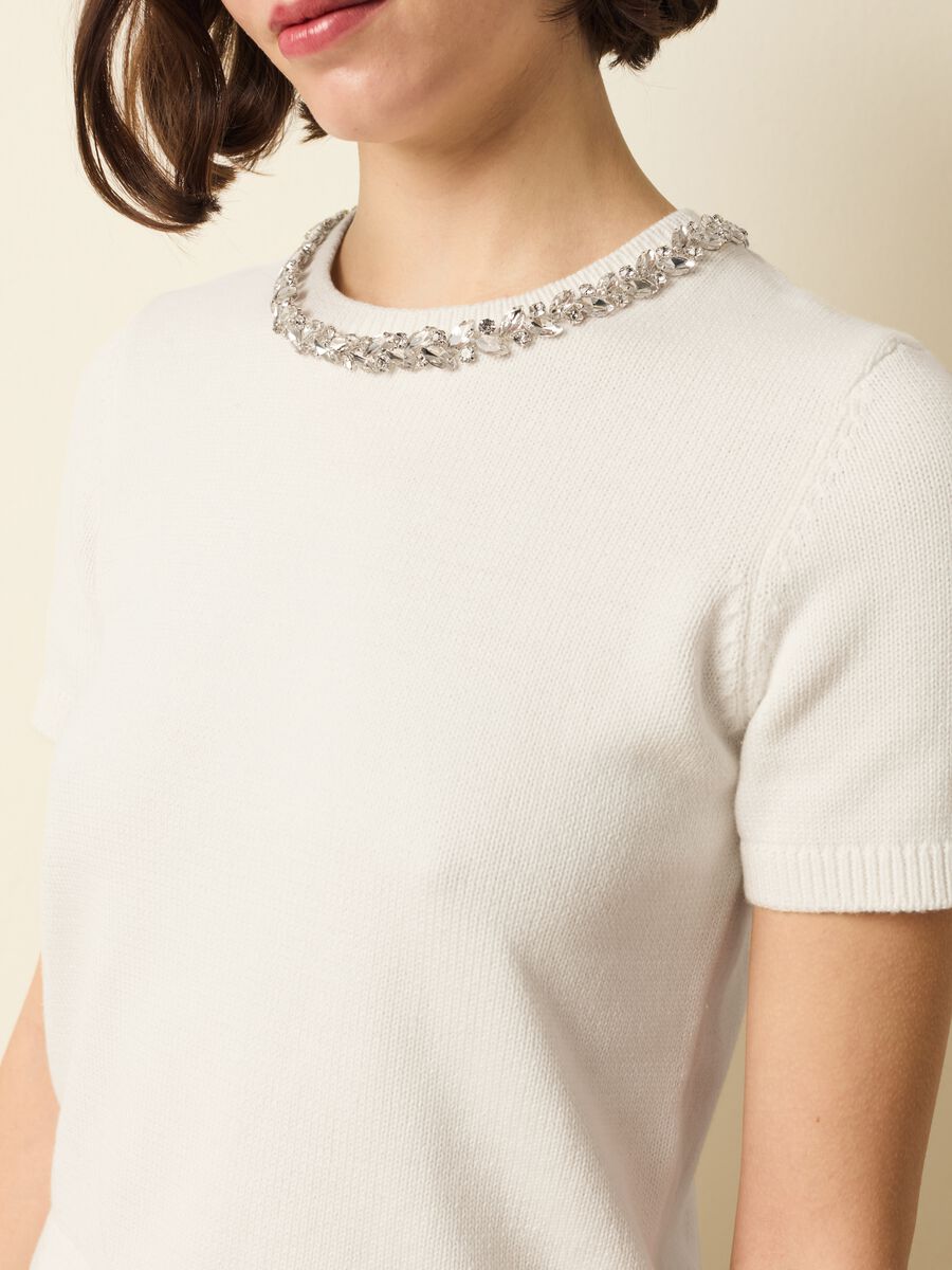 Top with round neck and jewel application_0