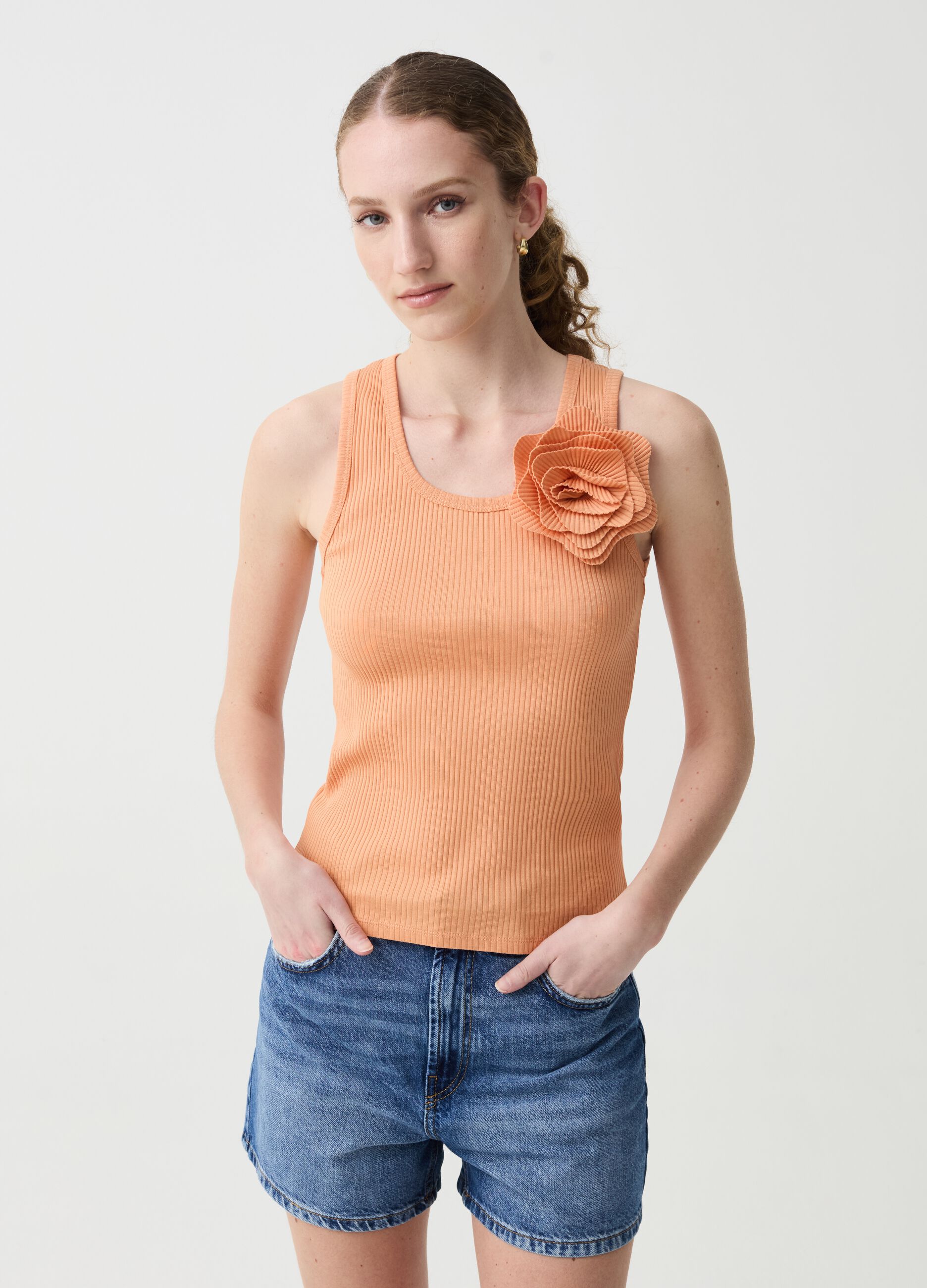 Ribbed tank top with flower