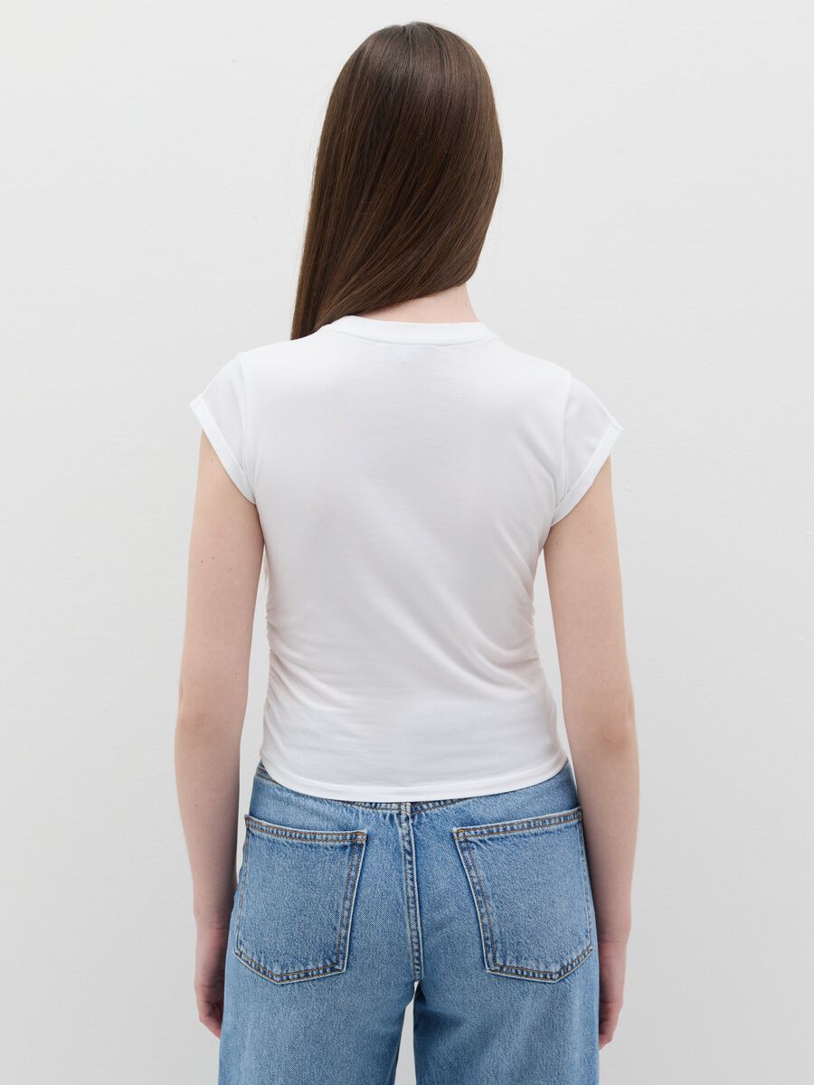 White slim-fit T-shirt with gathering on the side_3