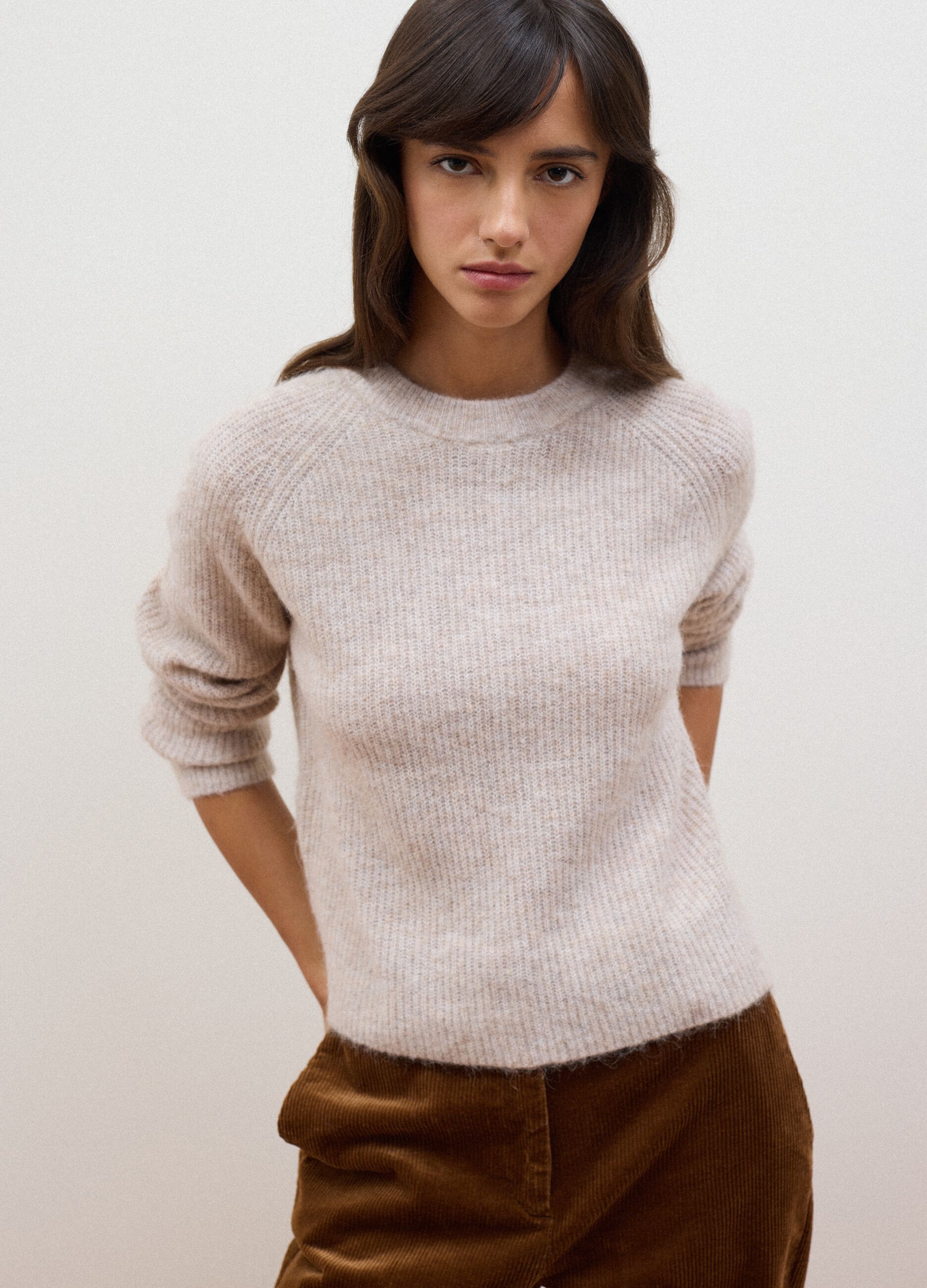 Maglia beige girocollo in lana e alpaca elasticizzato