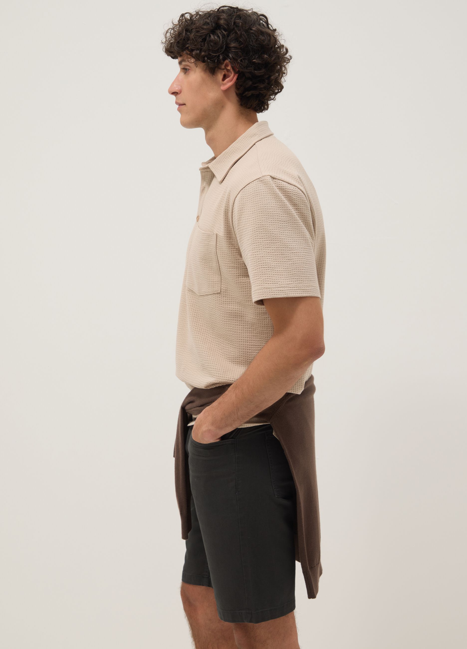 Polo beige a maniche corte in tessuto elasticizzato