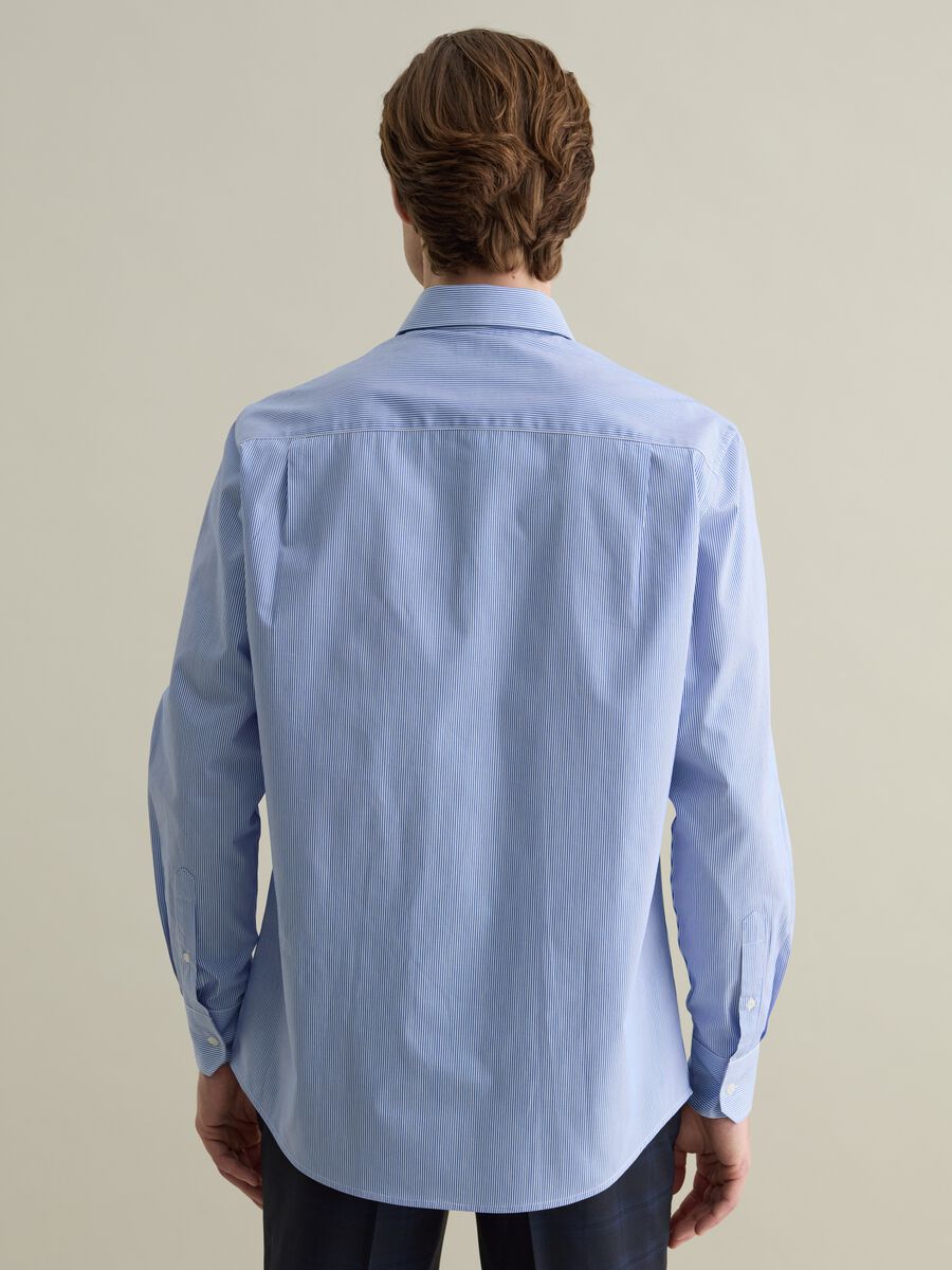 Regular-fit easy-iron shirt with thin stripes_2