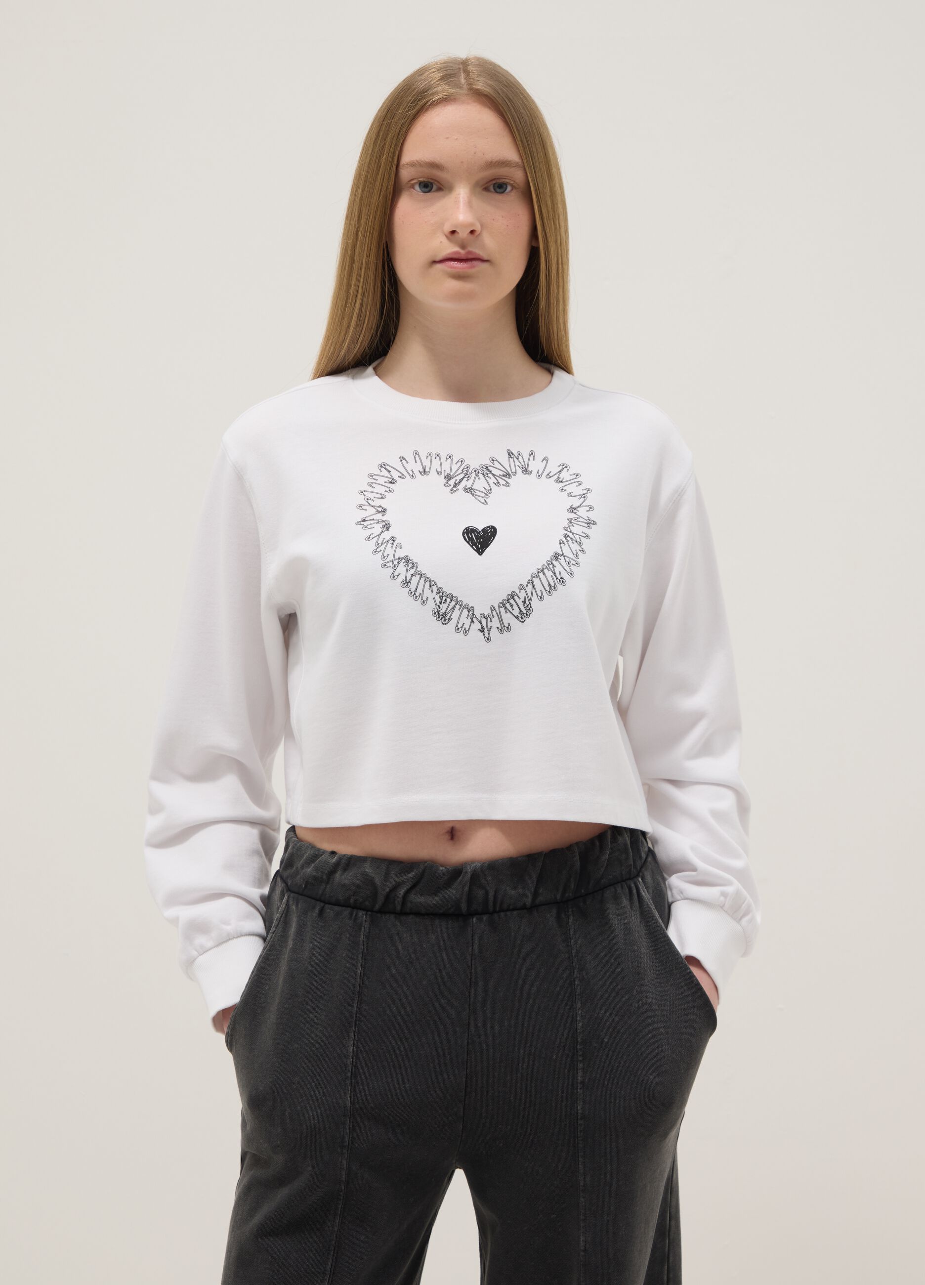 Girl's white pure cotton sweatshirt regular fit with embroidered heart