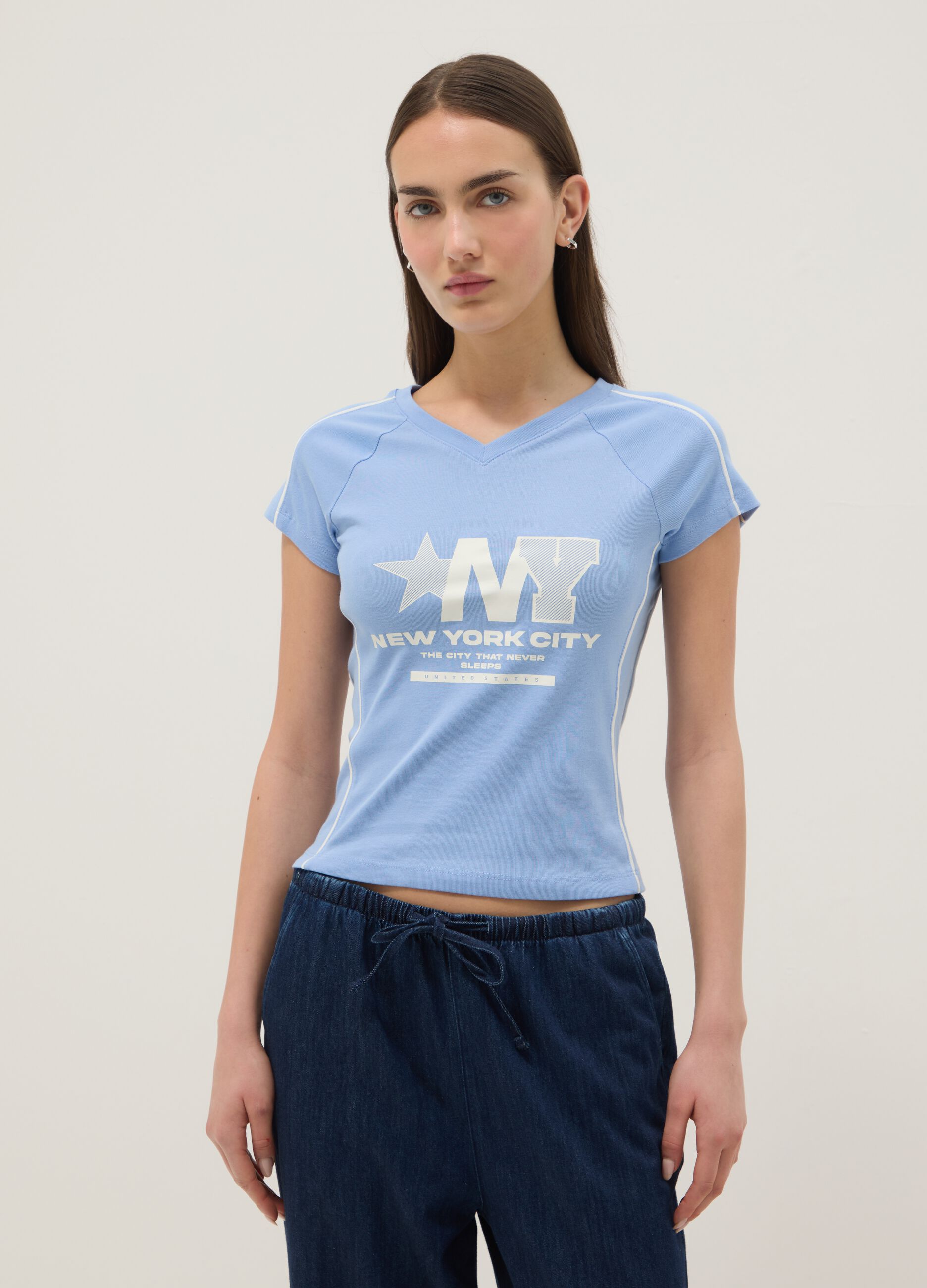 T-shirt in puro cotone azzurra slim fit con collo a V e stampa