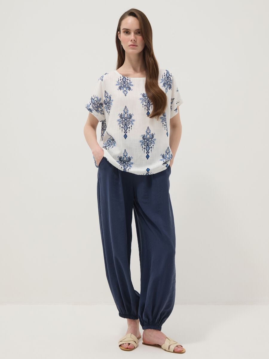 Blusa bianca in pura viscosa con stampa blu regular fit_2