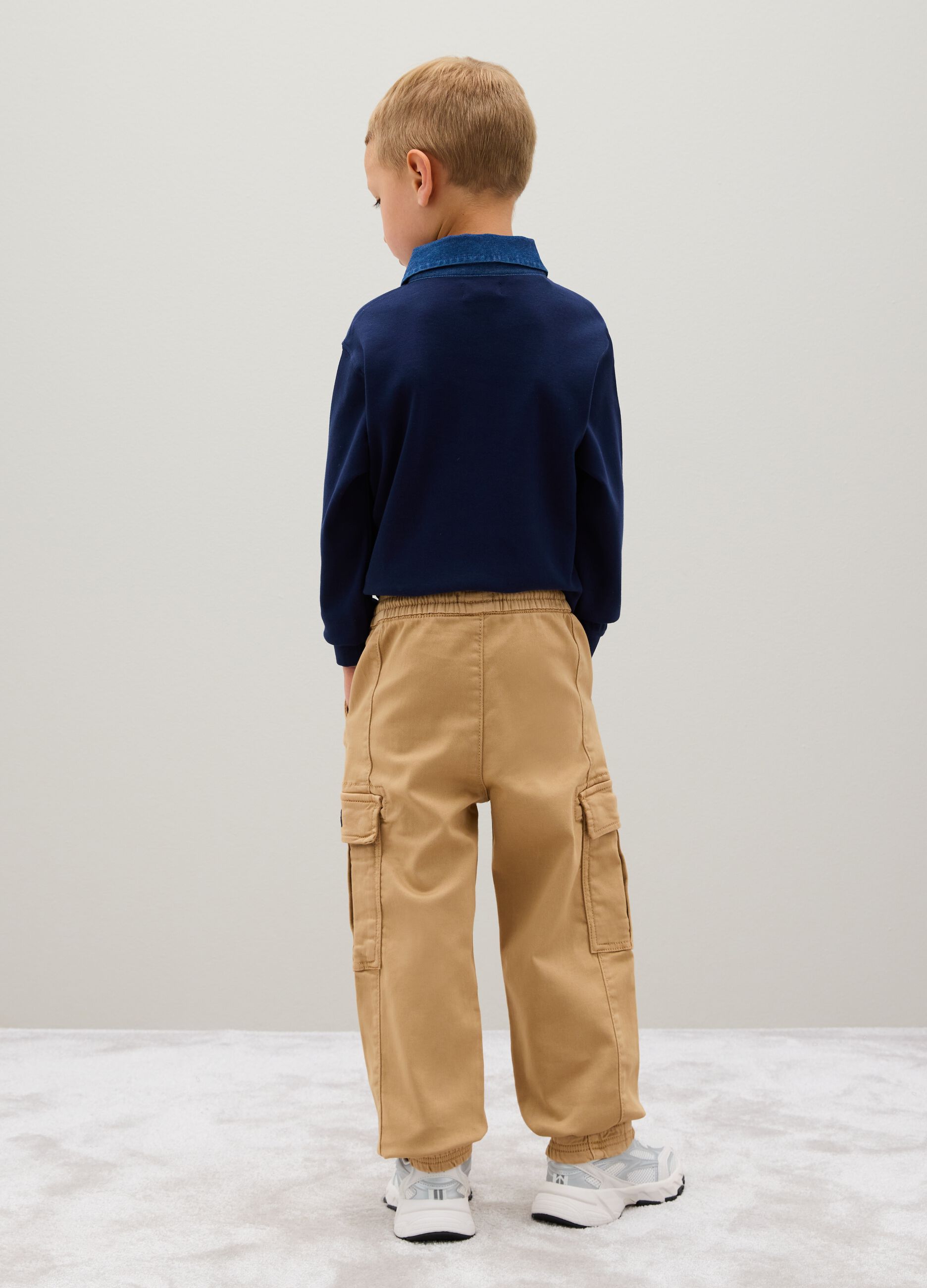 Pantaloni da bambino in cotone beige elasticizzato