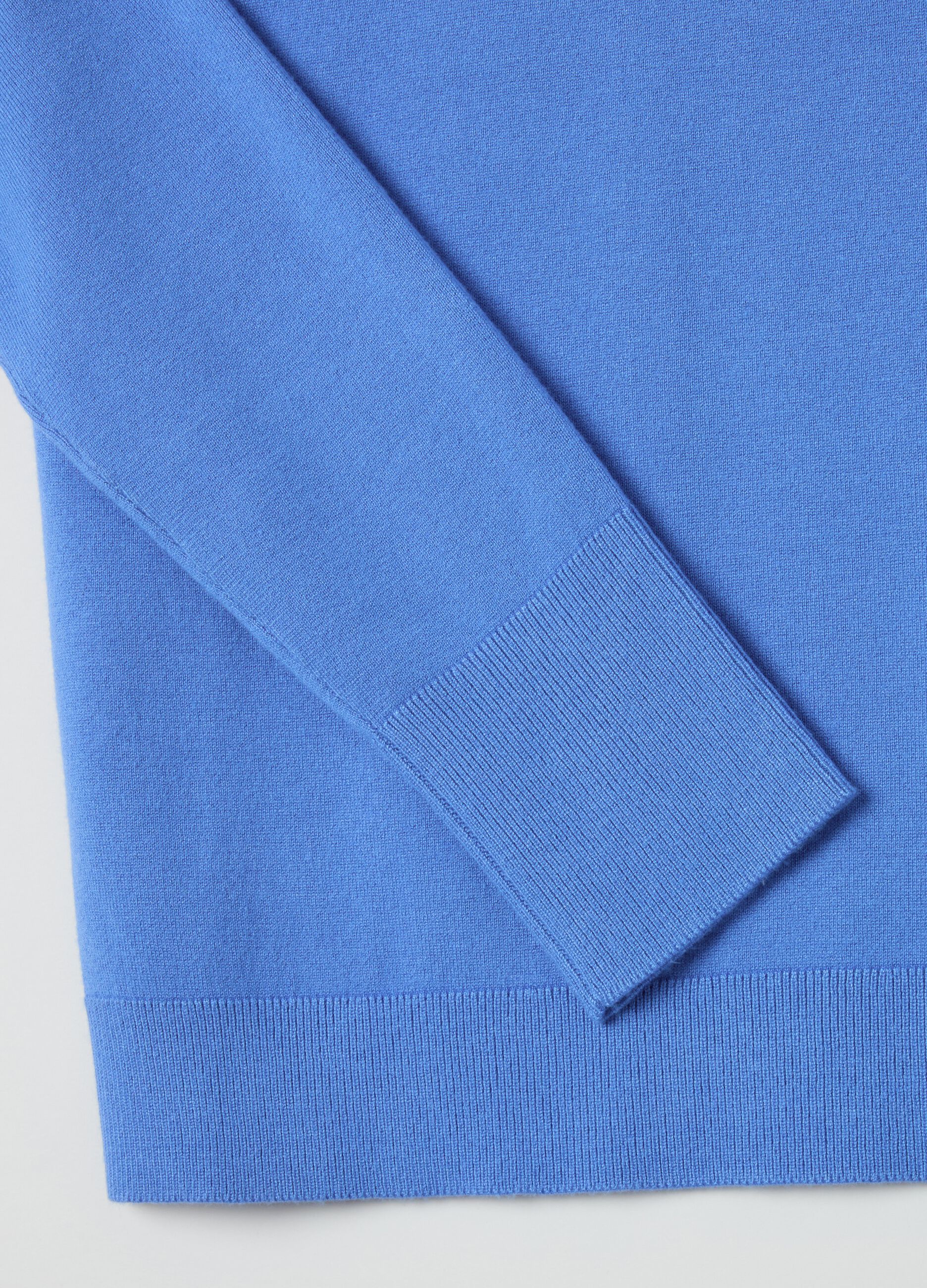 Top with round neck and long sleeves