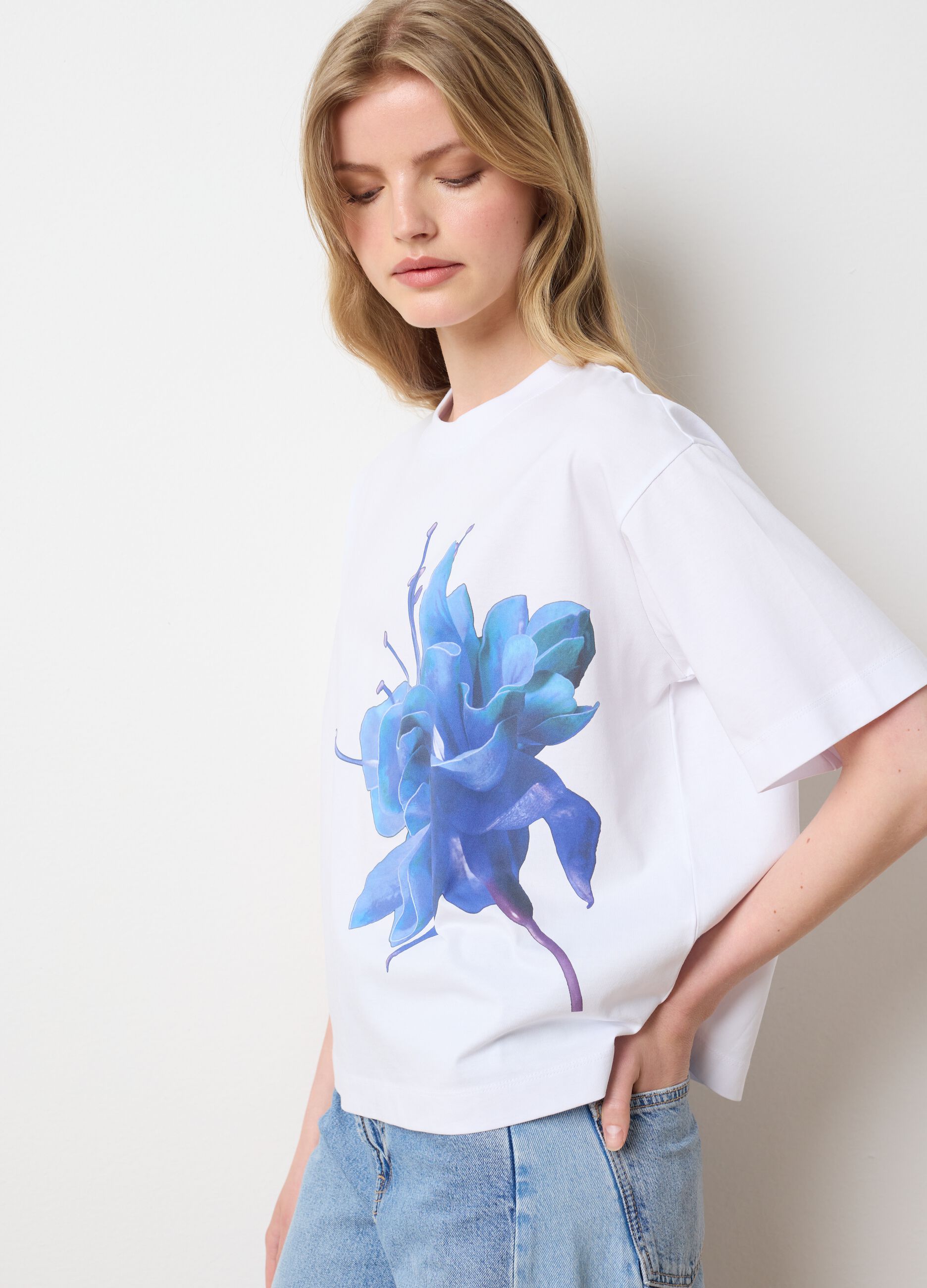 White cotton crew neck T-shirt with blue flower