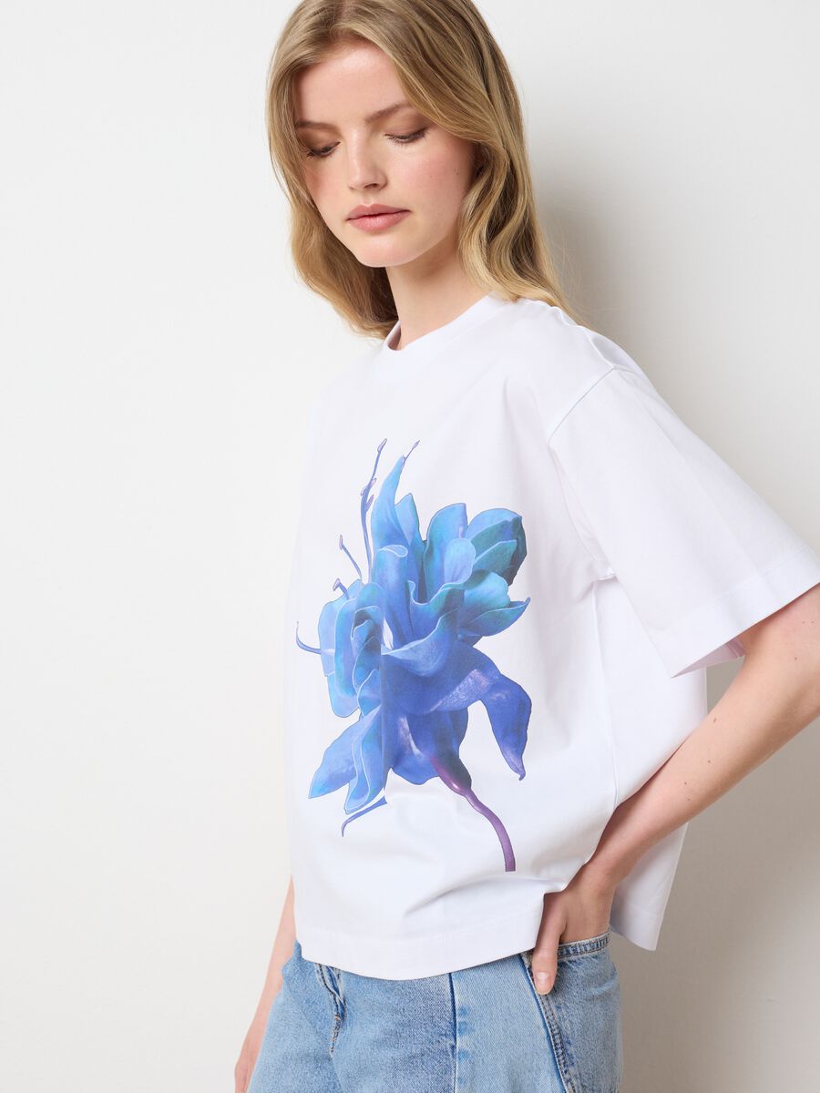 White cotton crew neck T-shirt with blue flower_0