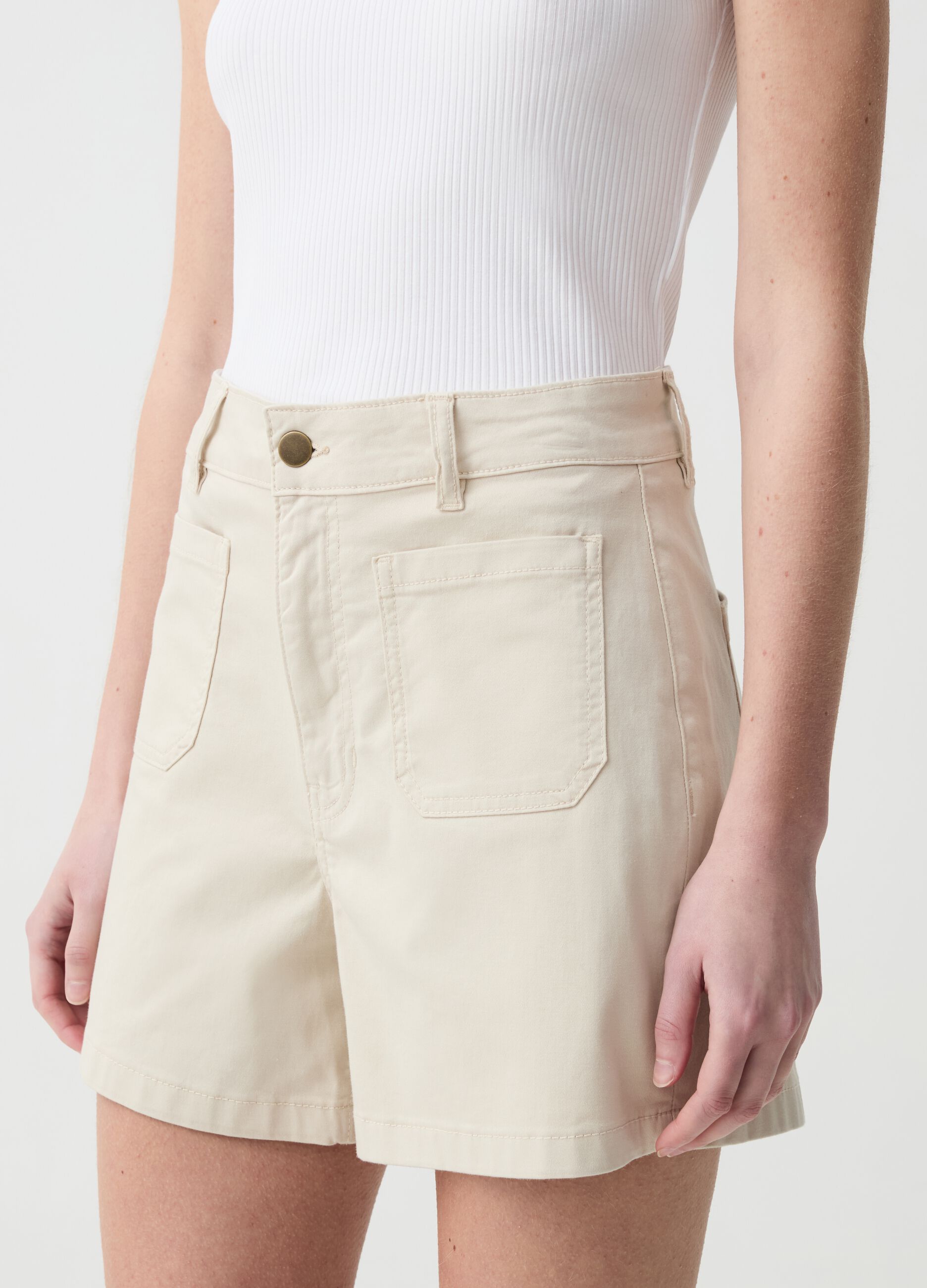 Shorts in cotone stretch con tasche