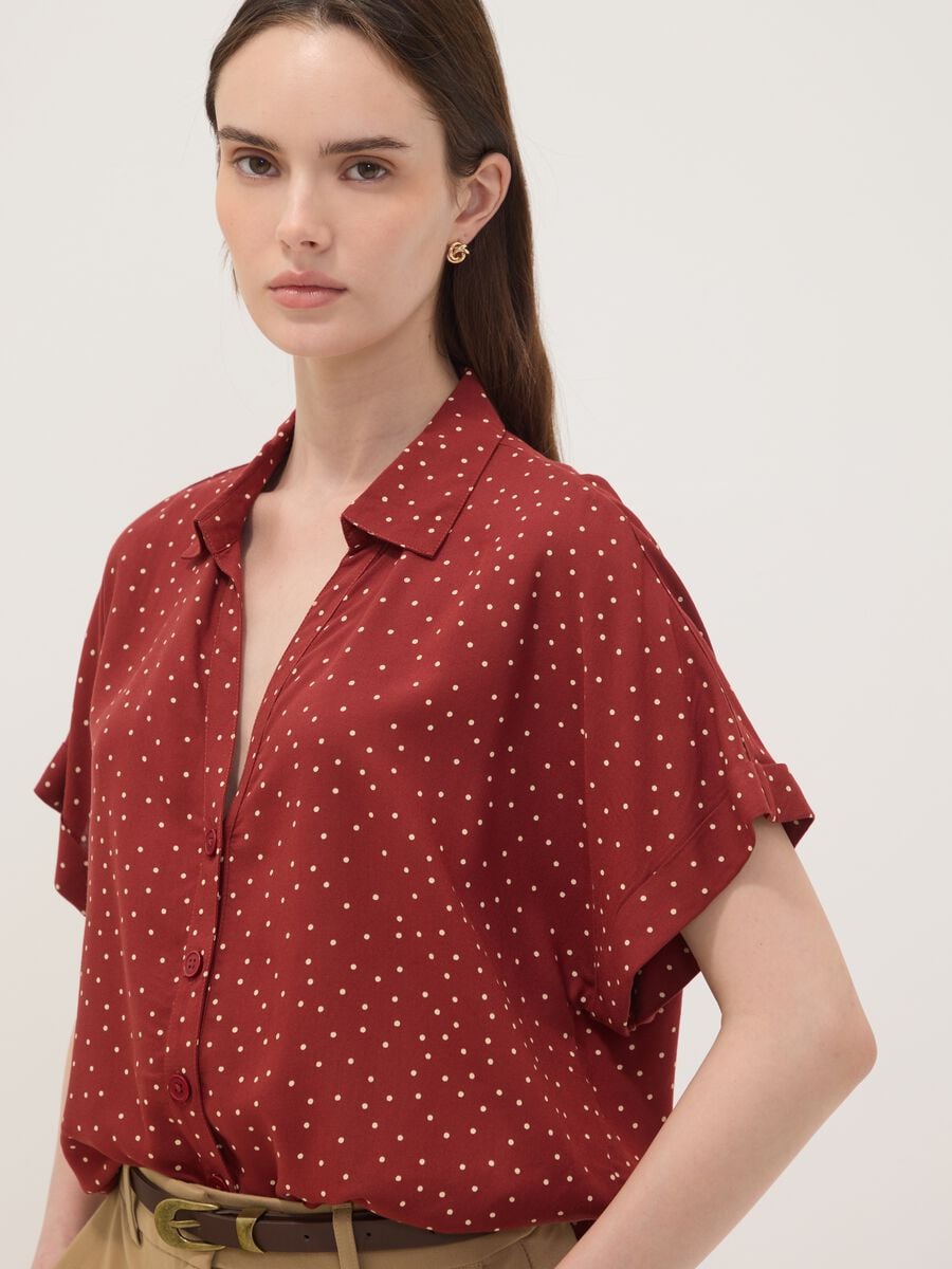 Camicia rossa a pois in pura viscosa a maniche corte over fit_1