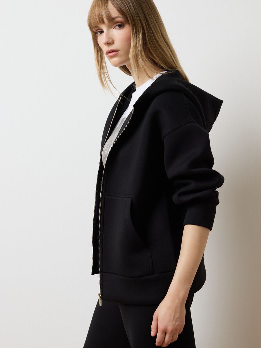 Felpa nera con cappuccio e zip _0