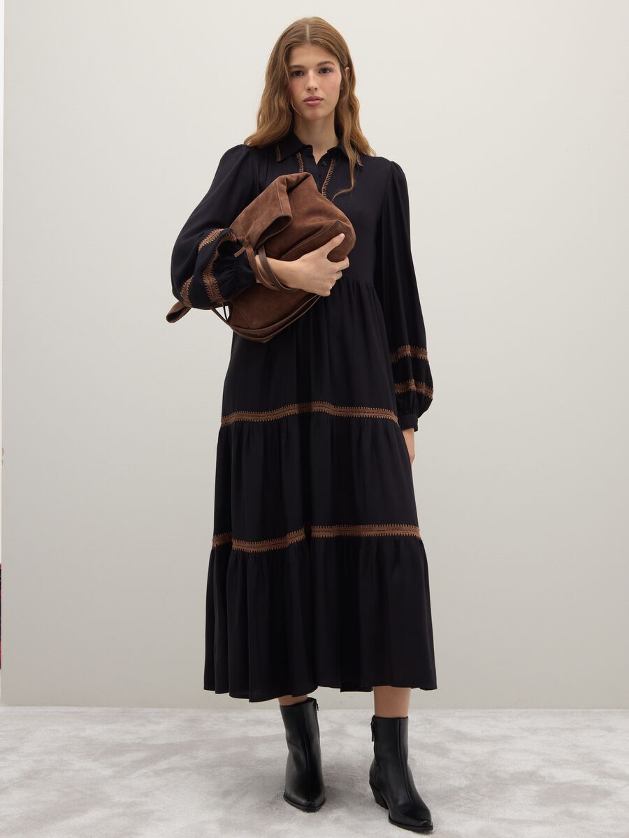 Abito lungo nero regular fit con dettagli ricamati_1