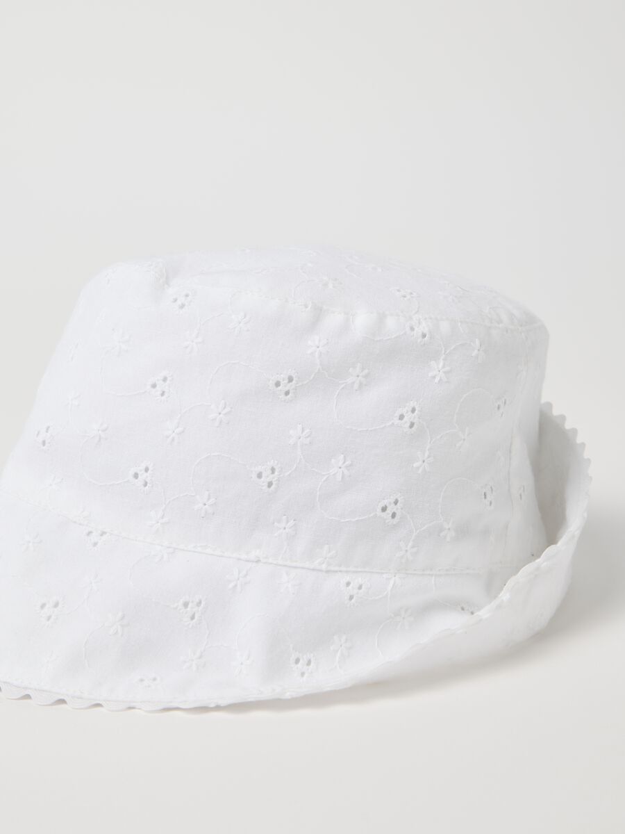 White cloche hat in broderie anglaise_2