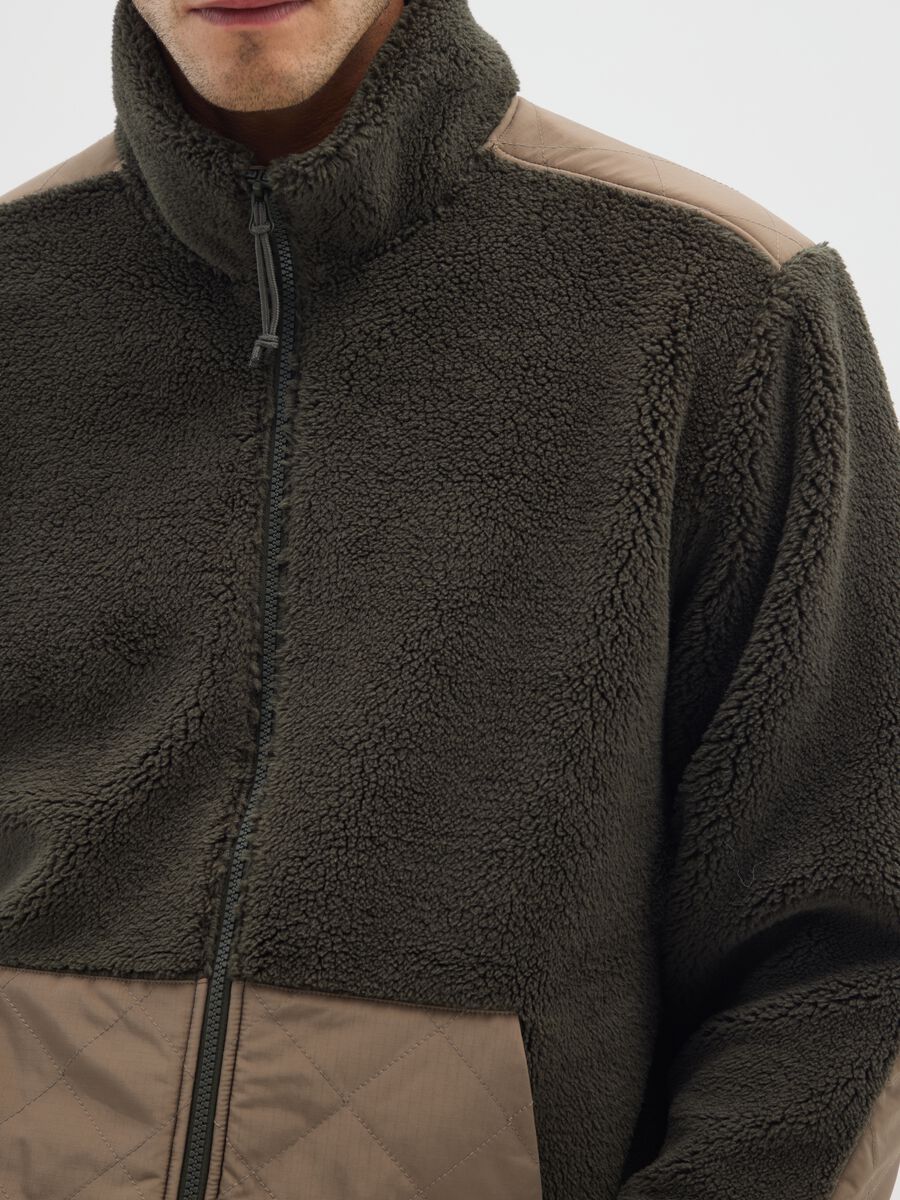 Felpa verde con collo alto e tasche regular fit con zip_3