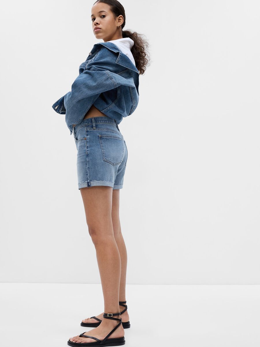 Girlfriend shorts in denim with raw hem_2