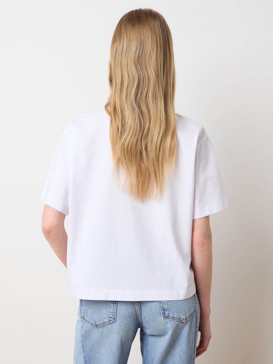White cotton crew neck T-shirt with blue flower_3