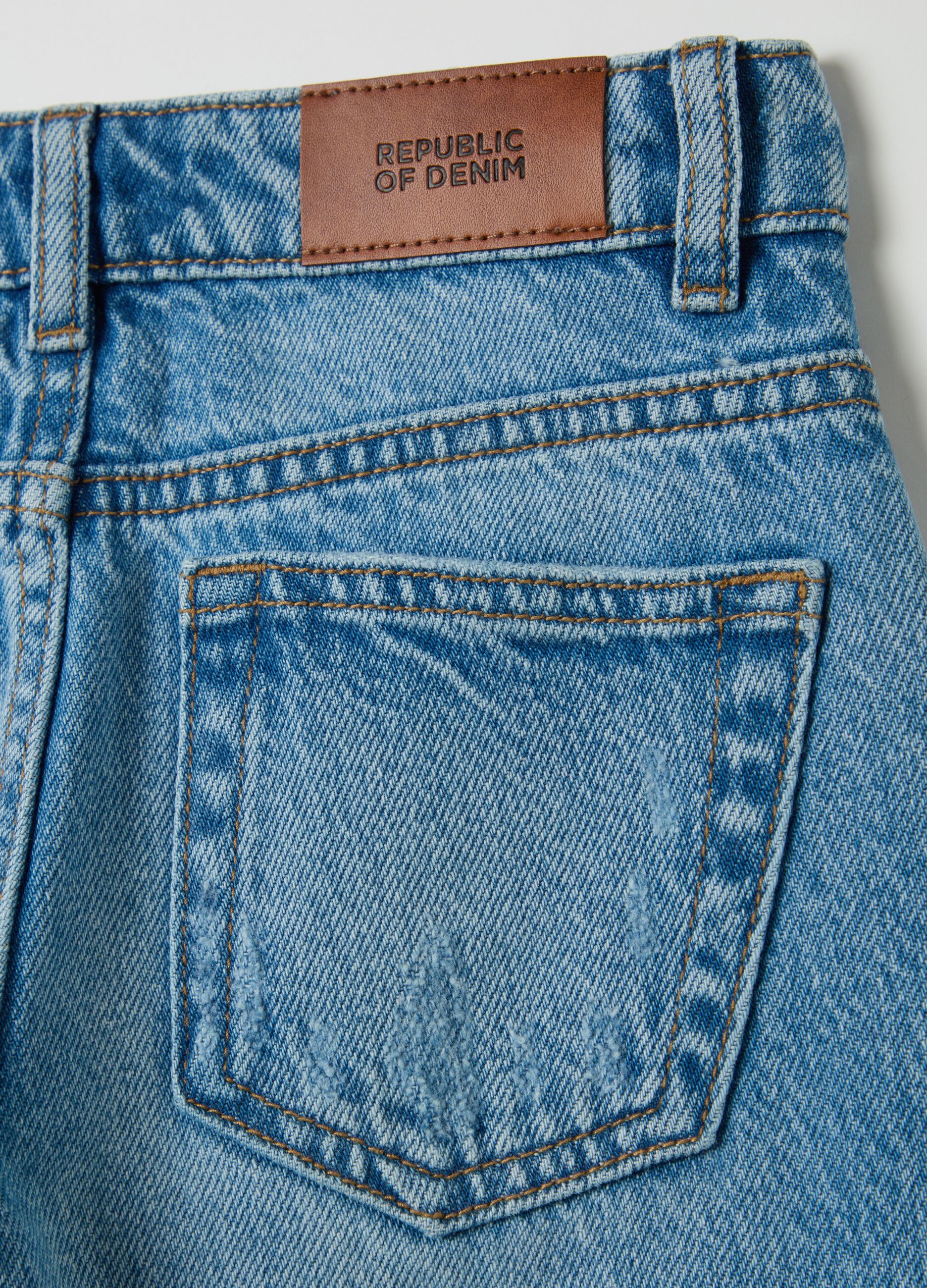 Loose-fit jeans with abrasions