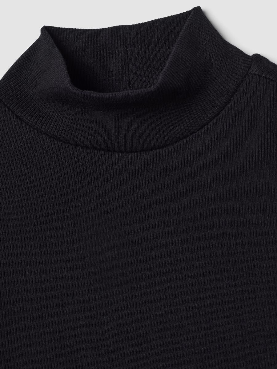 T-shirt nera in cotone organico elasticizzato a costine slim fit_2